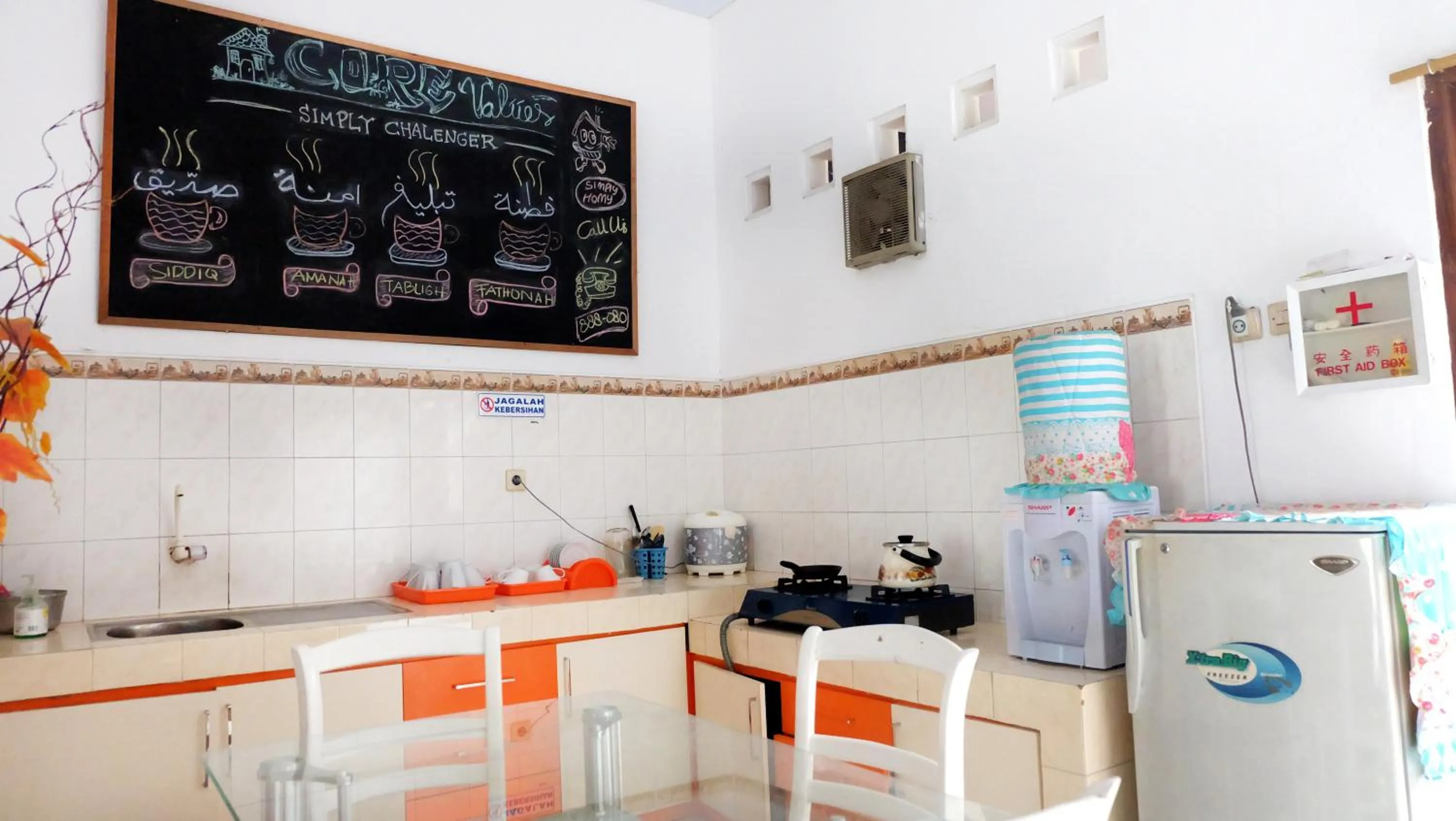 Kitchen or kitchenette in Homestay Jogja Dekat Taman Pelangi by Simply Homy