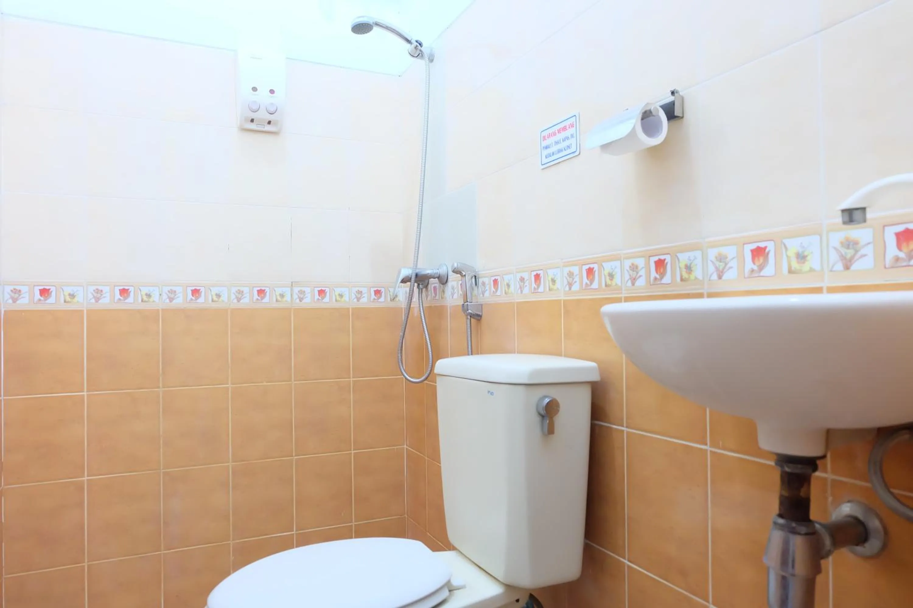 Toilet in Homestay Jogja Dekat Taman Pelangi by Simply Homy