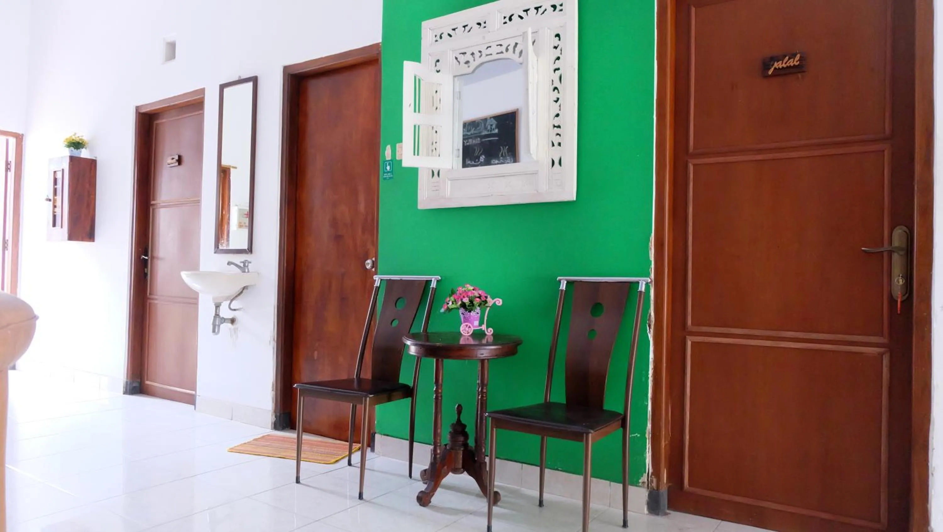 Seating area in Homestay Jogja Dekat Taman Pelangi by Simply Homy
