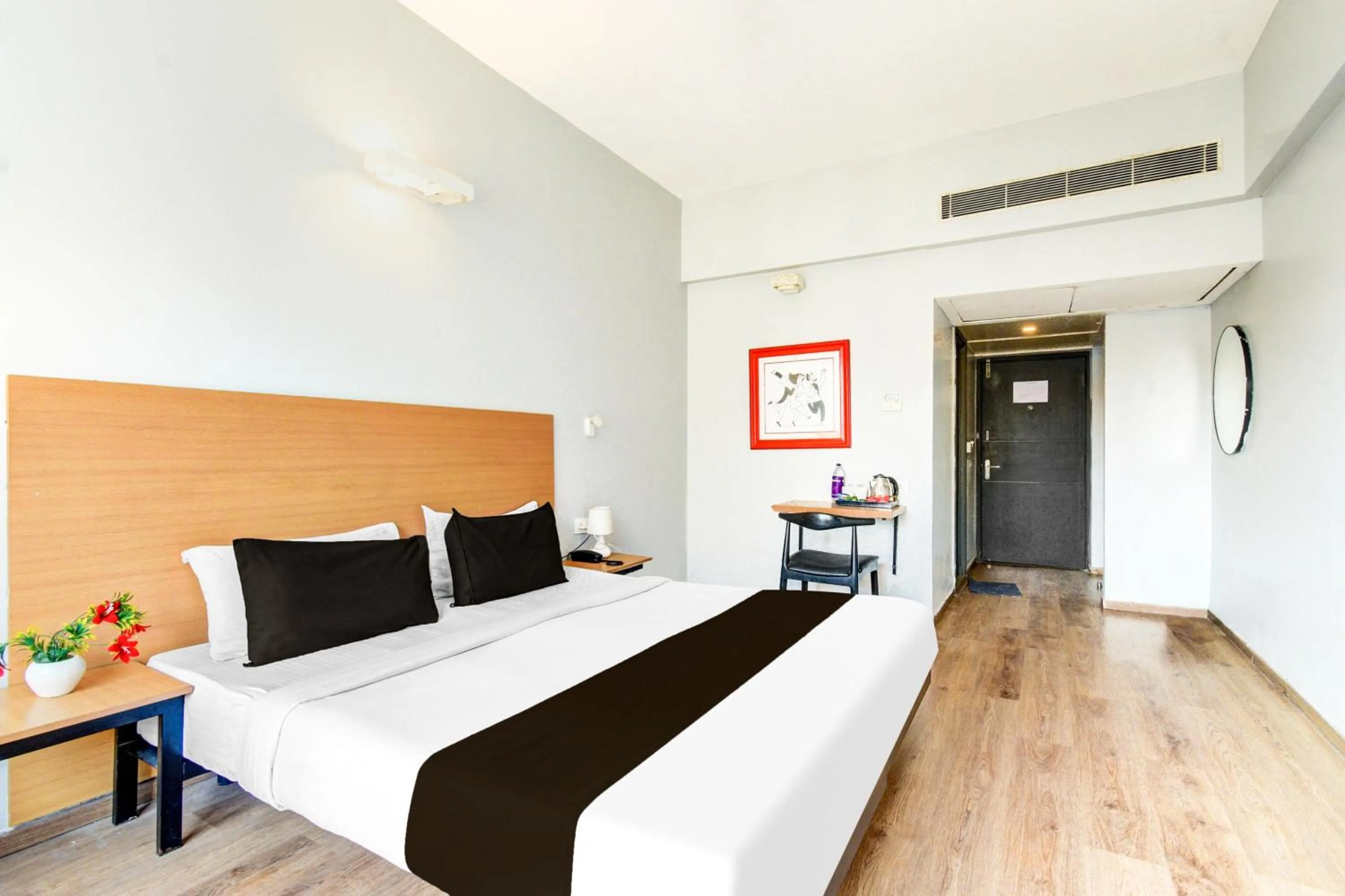 Bedroom, Bed in Super Townhouse Lakdikapul