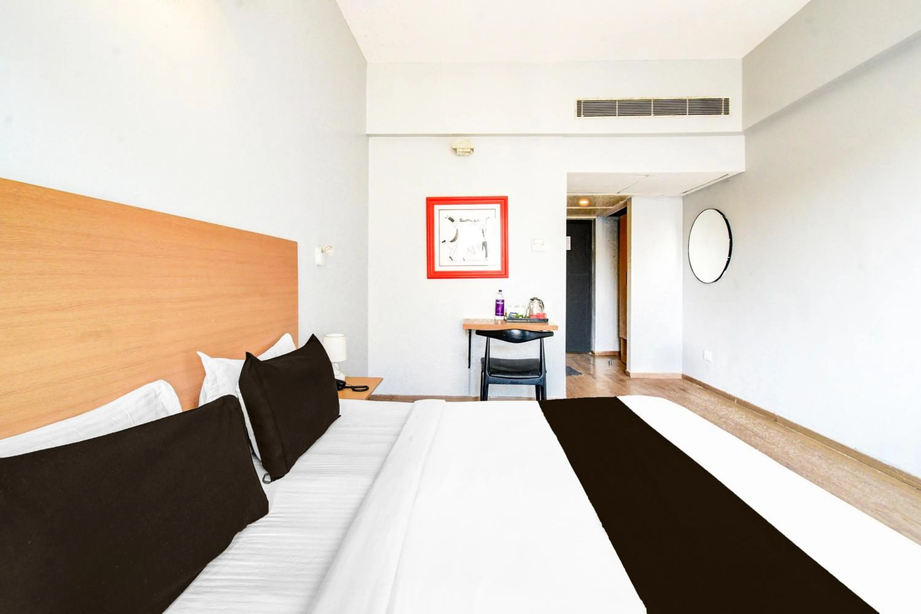 Bedroom, Bed in Super Townhouse Lakdikapul