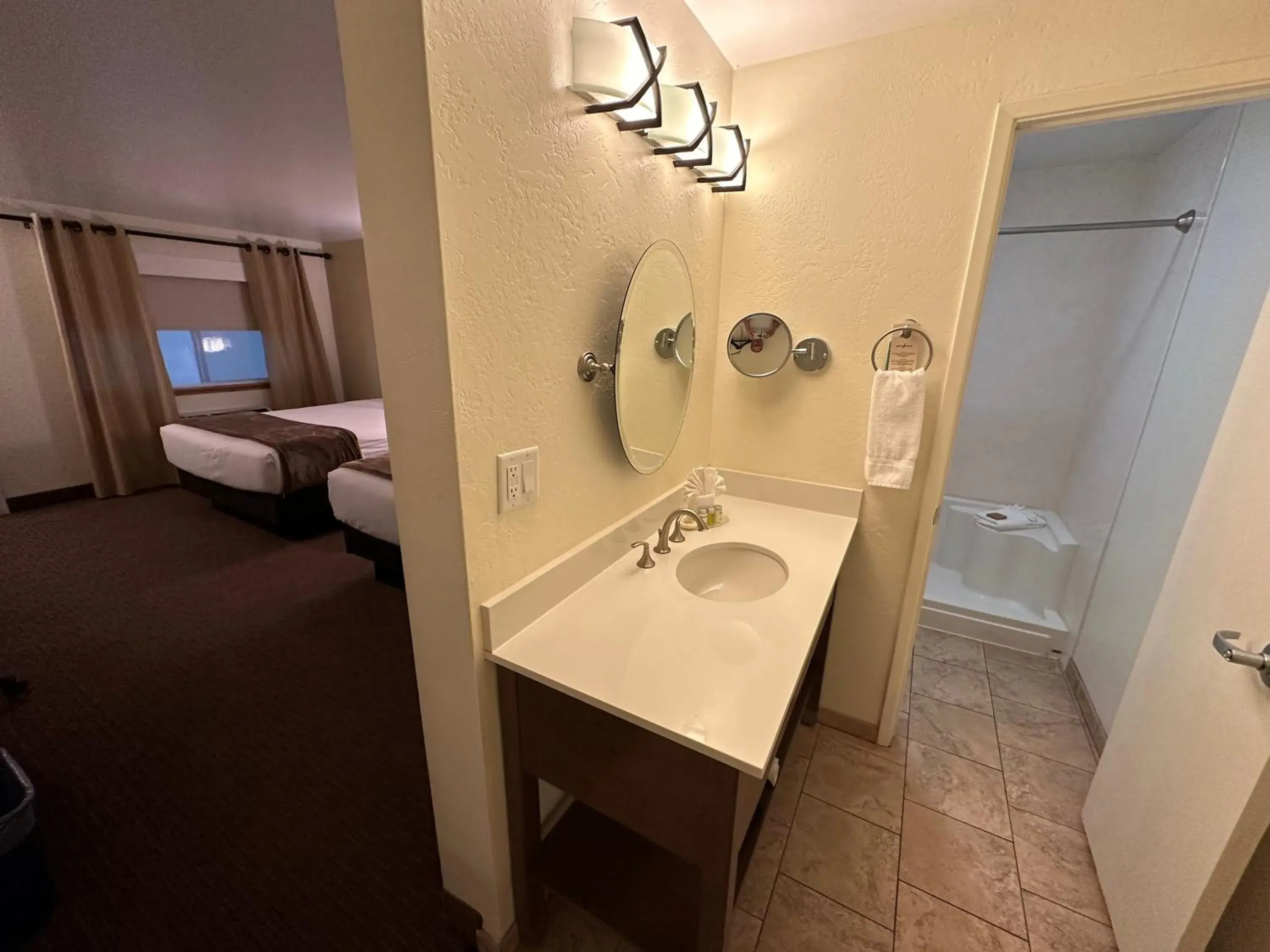 Economy Twin Room in Red Feather Lodge/Hotel Economy Twin Room in Red Feather Lodge/Hotel