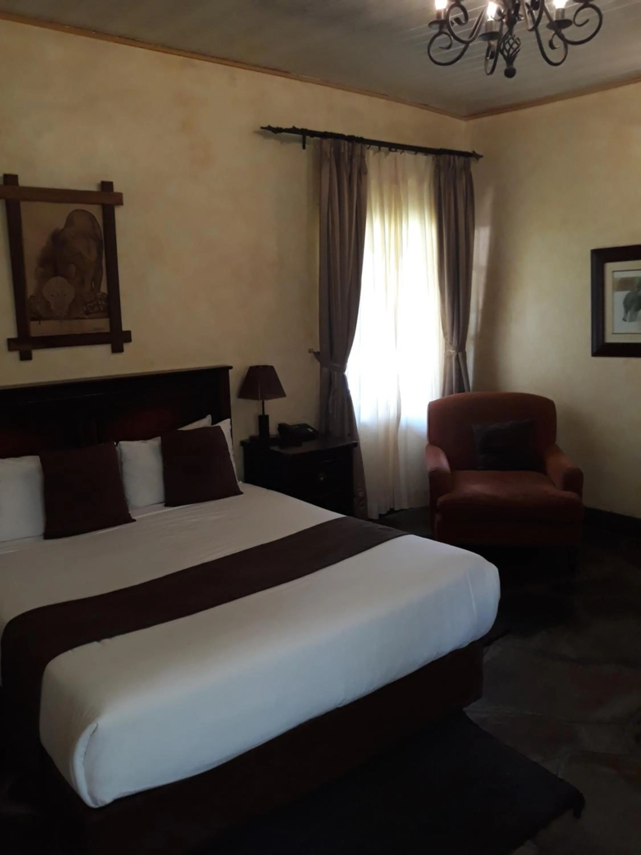 Bathroom, Bed in The Big Five Lodge