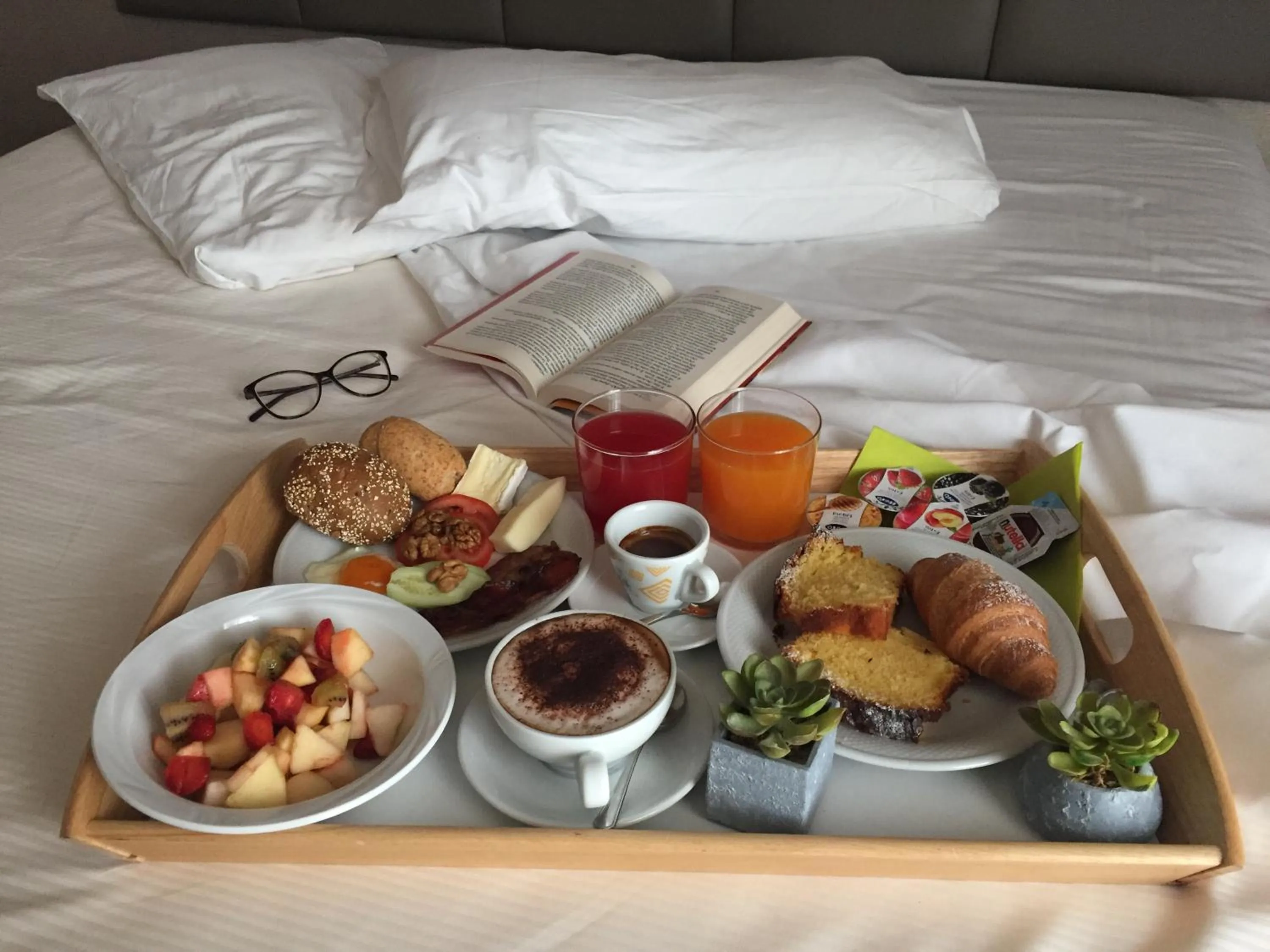 Breakfast, Bed in Hotel Helvetia