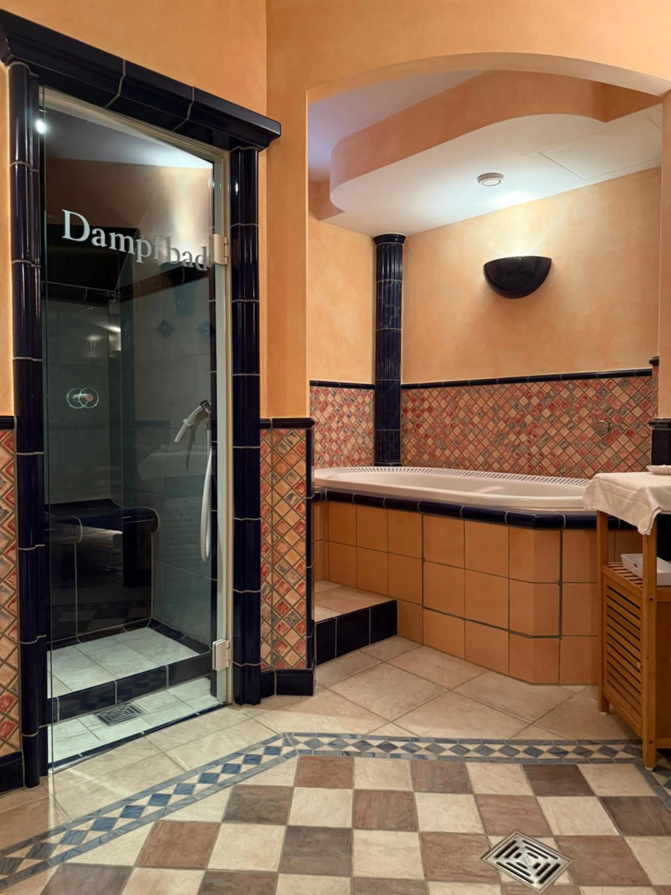 Hot Tub in Garni Eden Hotels