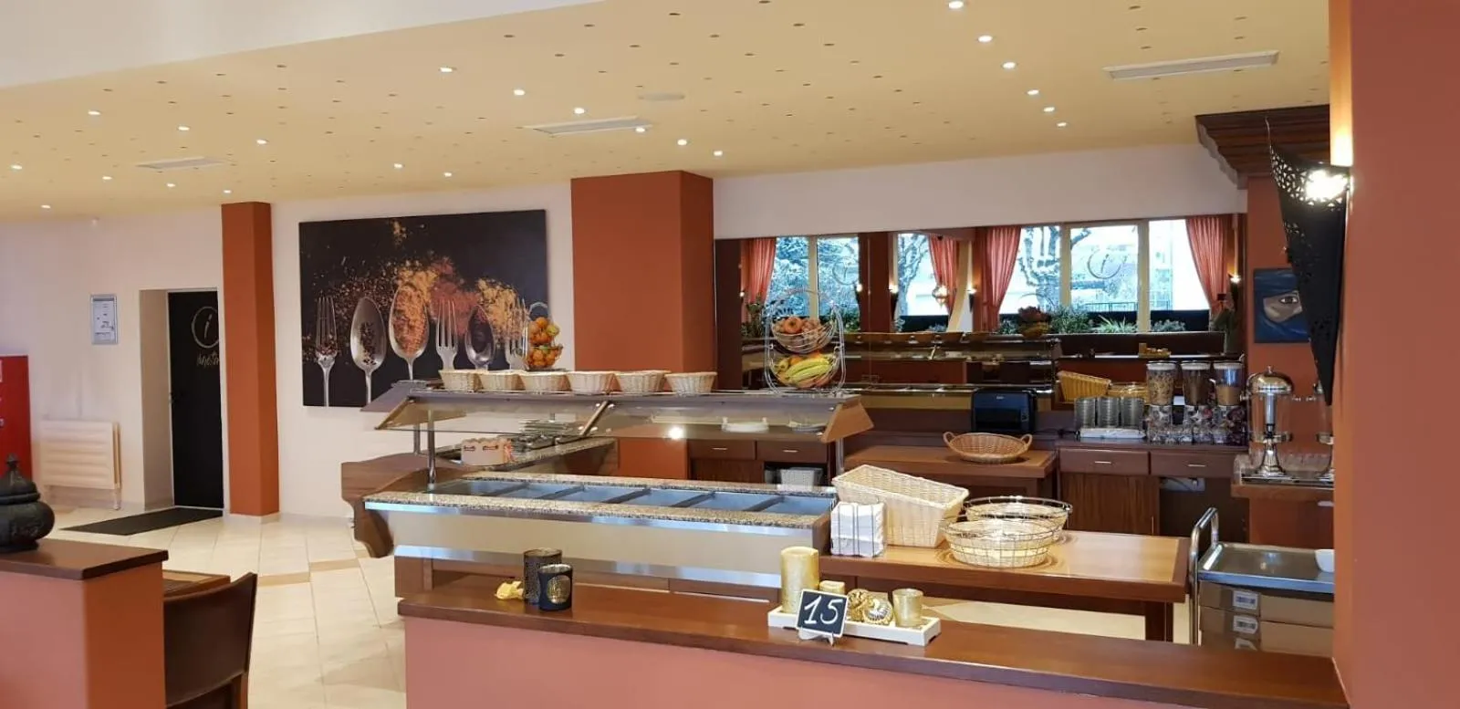 Restaurant/places to eat in Hotel Imota