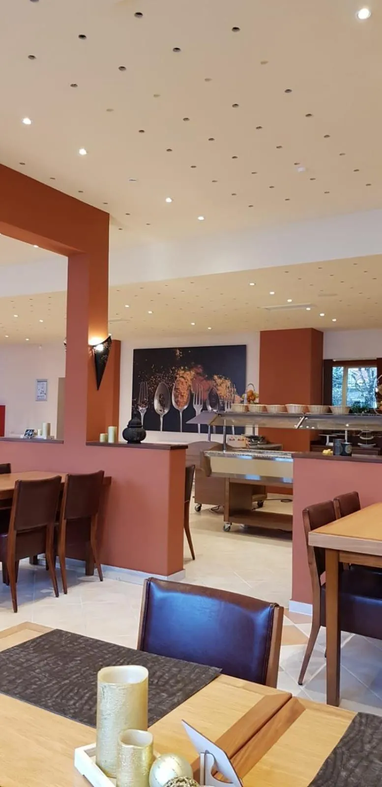 Restaurant/places to eat in Hotel Imota