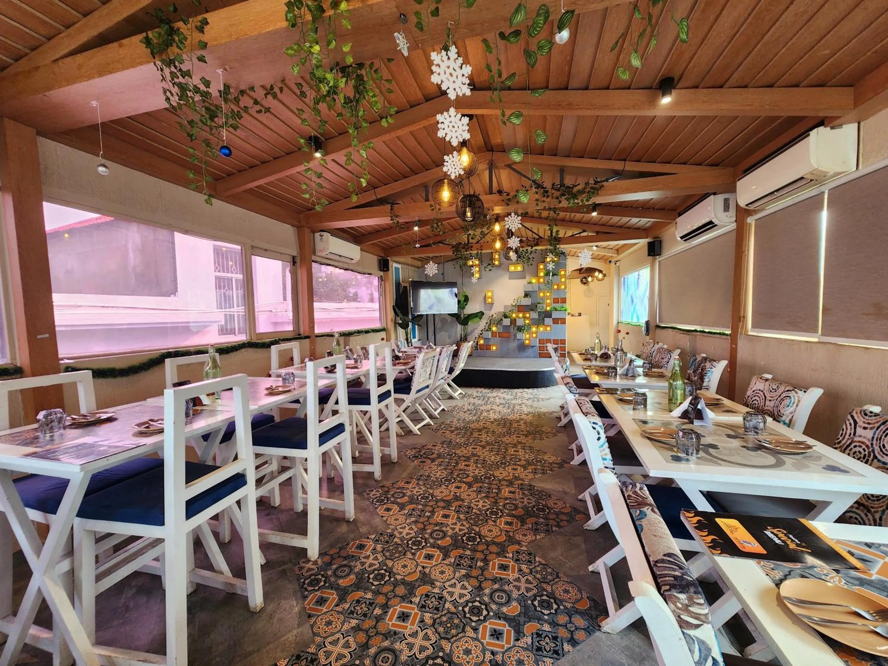 Restaurant/places to eat in Wise Owl Comfotel