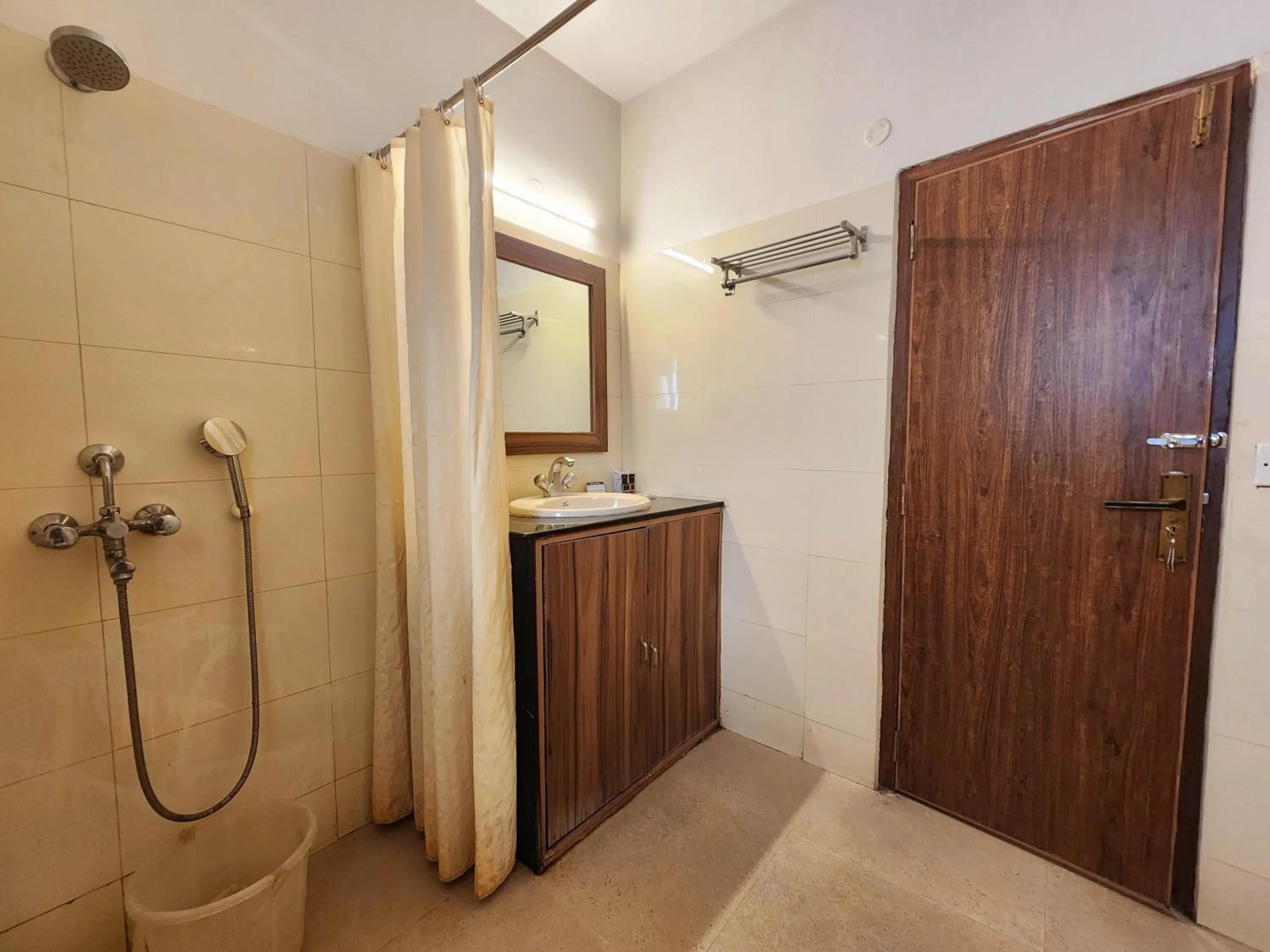 Shower in Wise Owl Comfotel