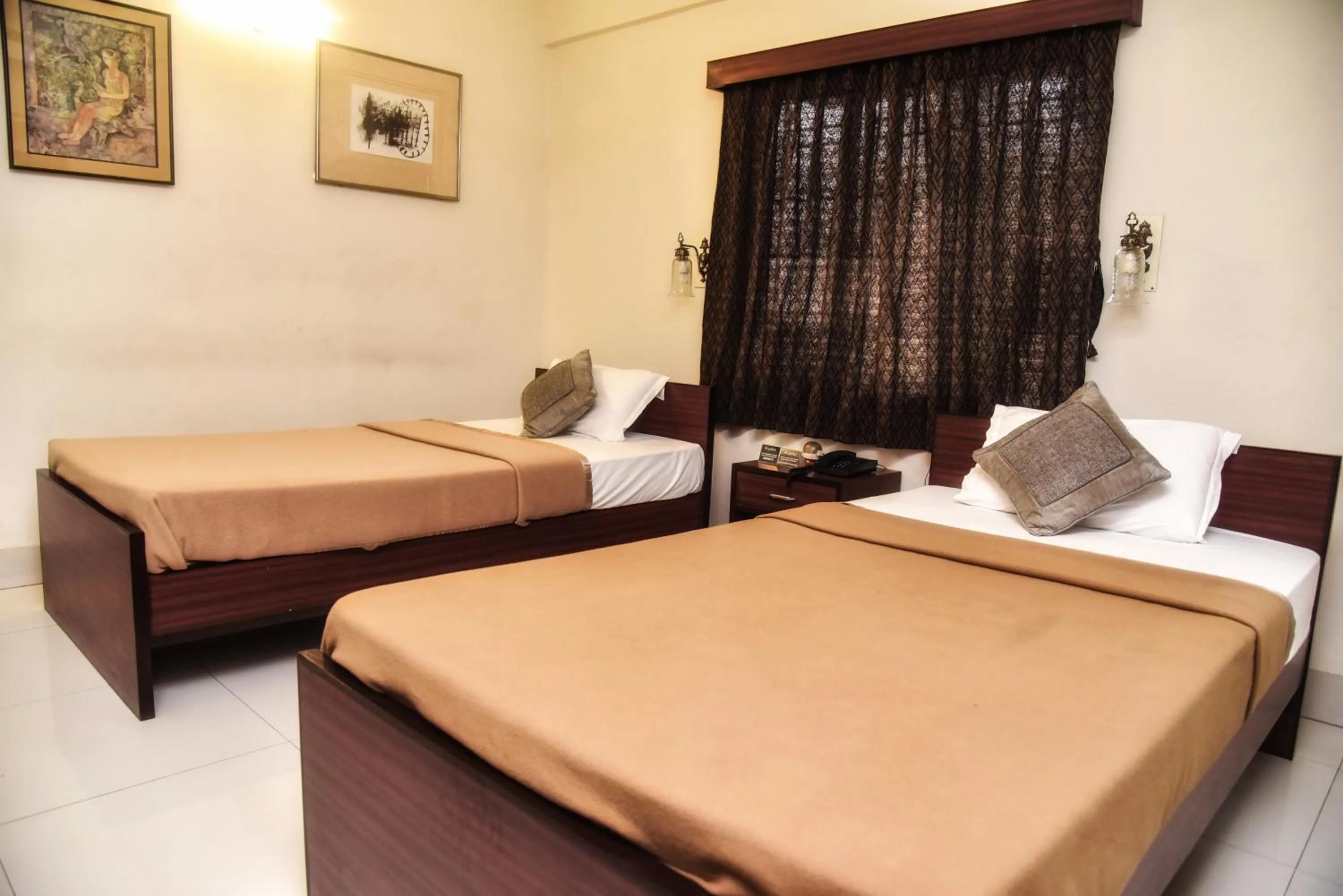 Bedroom, Bed in Wise Owl Comfotel