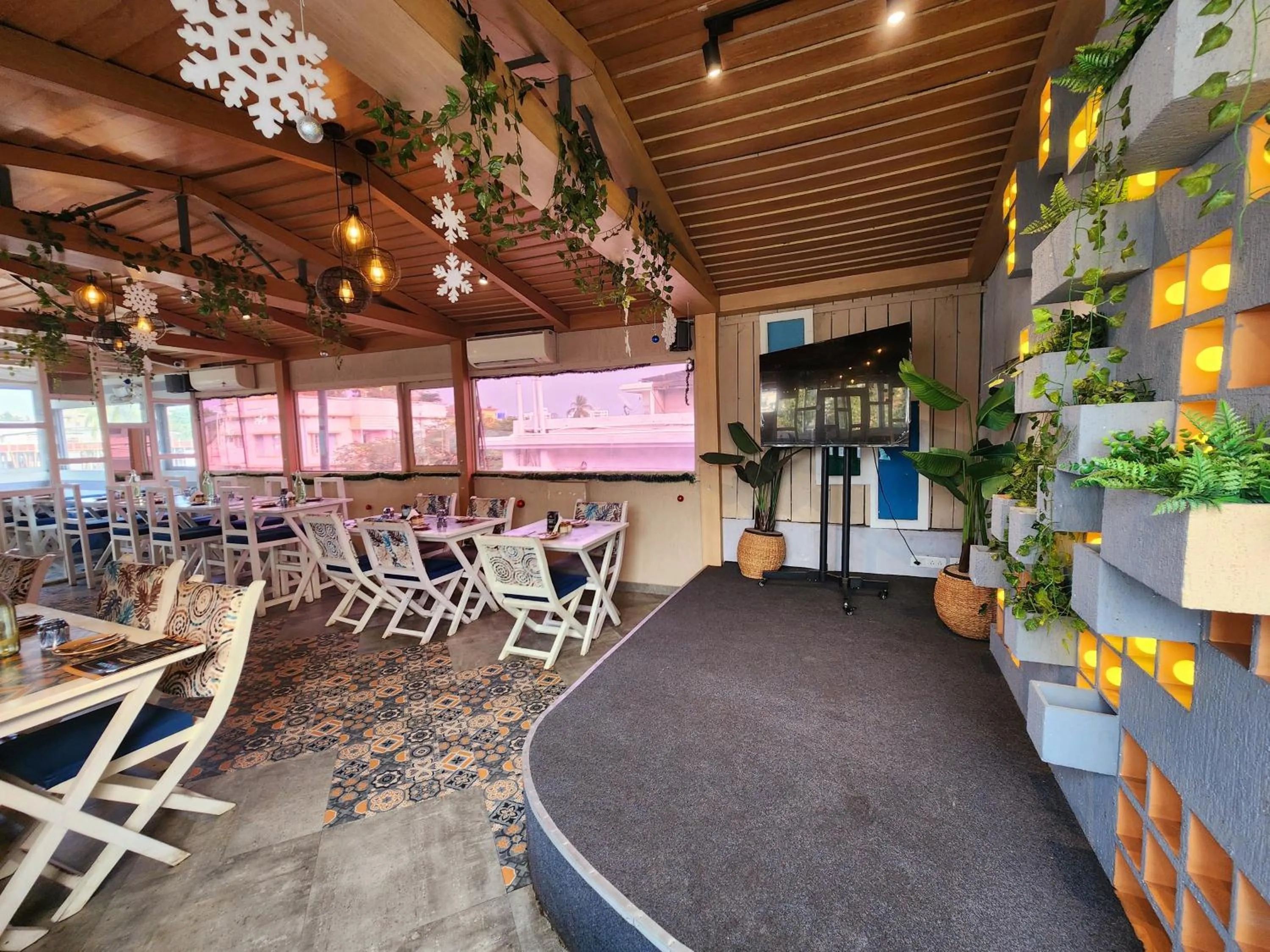 Restaurant/places to eat in Wise Owl Comfotel