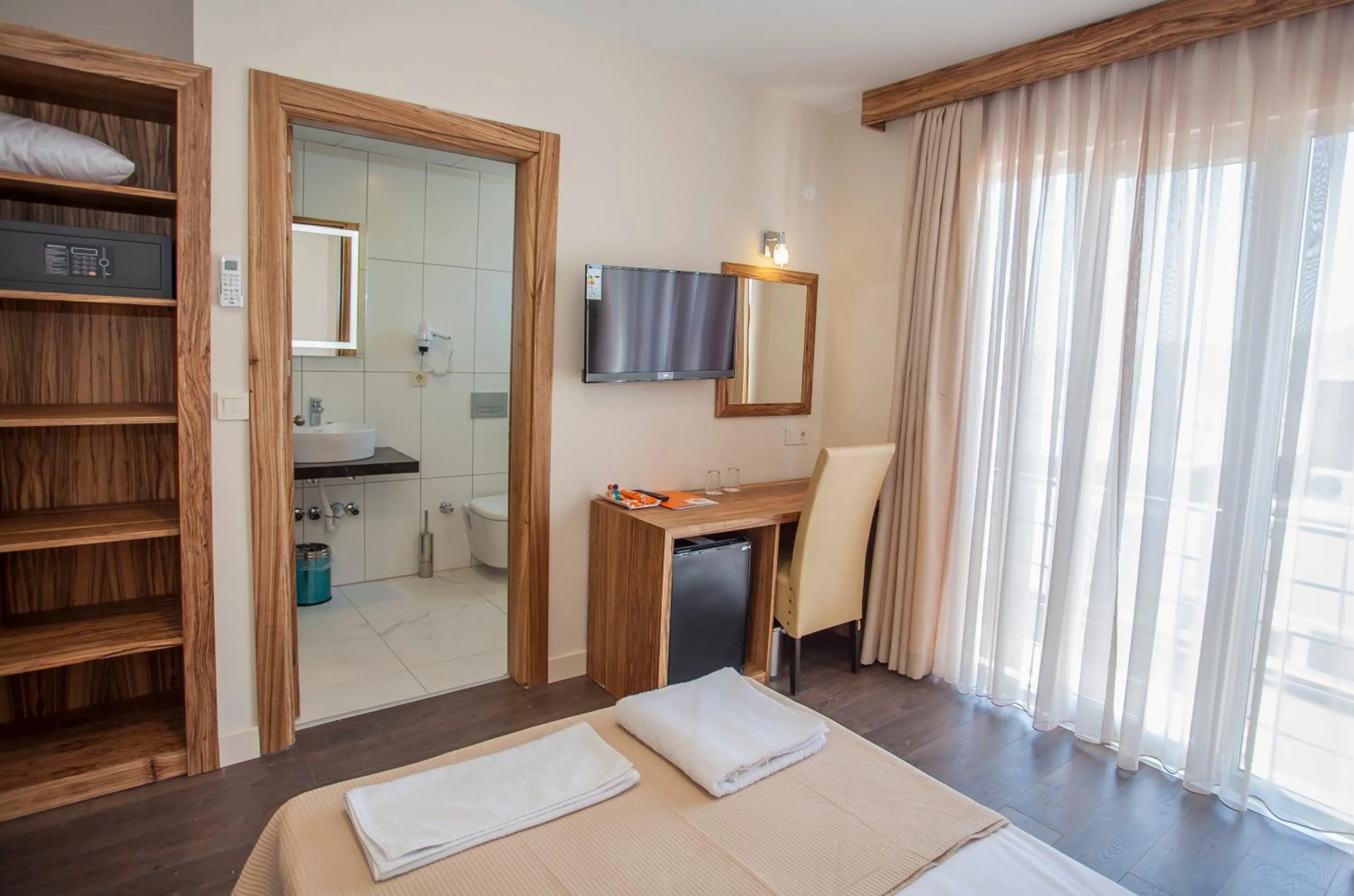 Toilet, Bed in My Solmaz Hotel