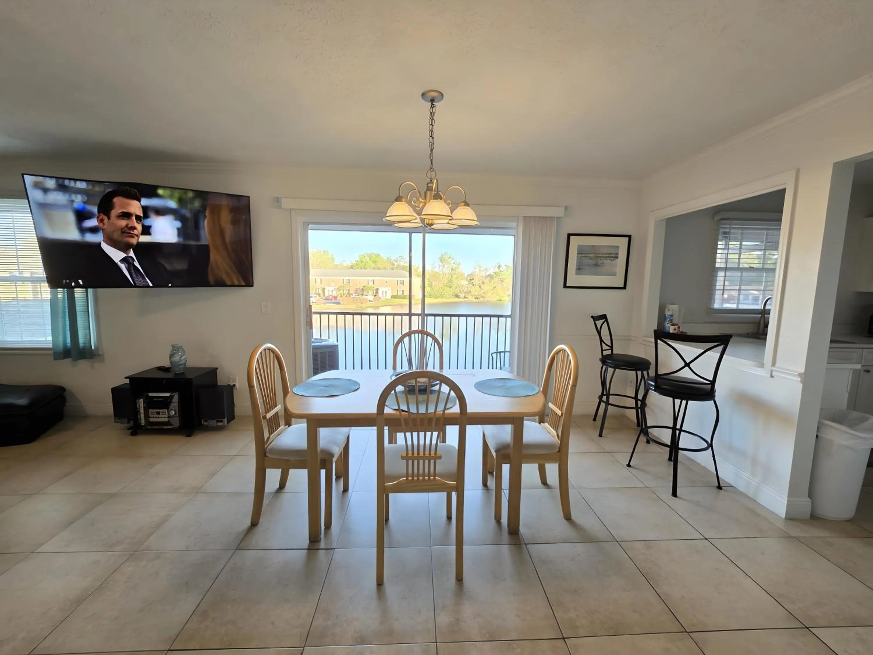 Beautiful Condo Close to Busch Gardens