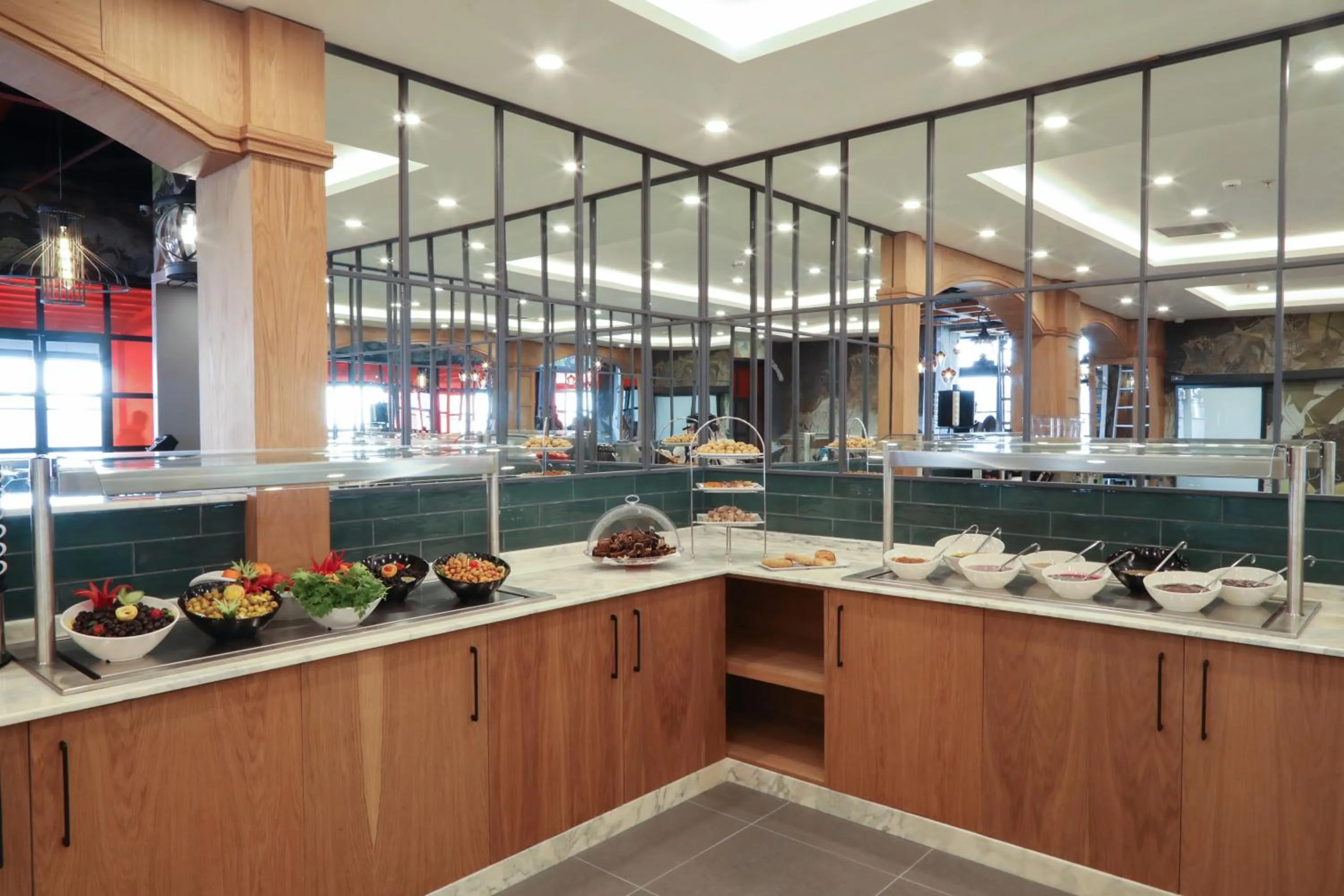 Restaurant/places to eat in Expoist Hotel