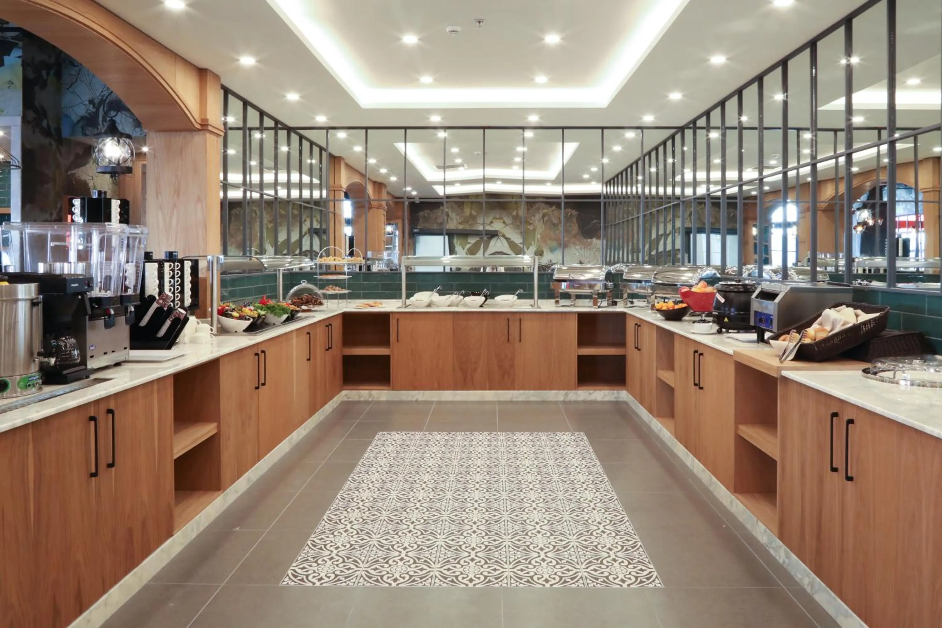 Restaurant/places to eat in Expoist Hotel