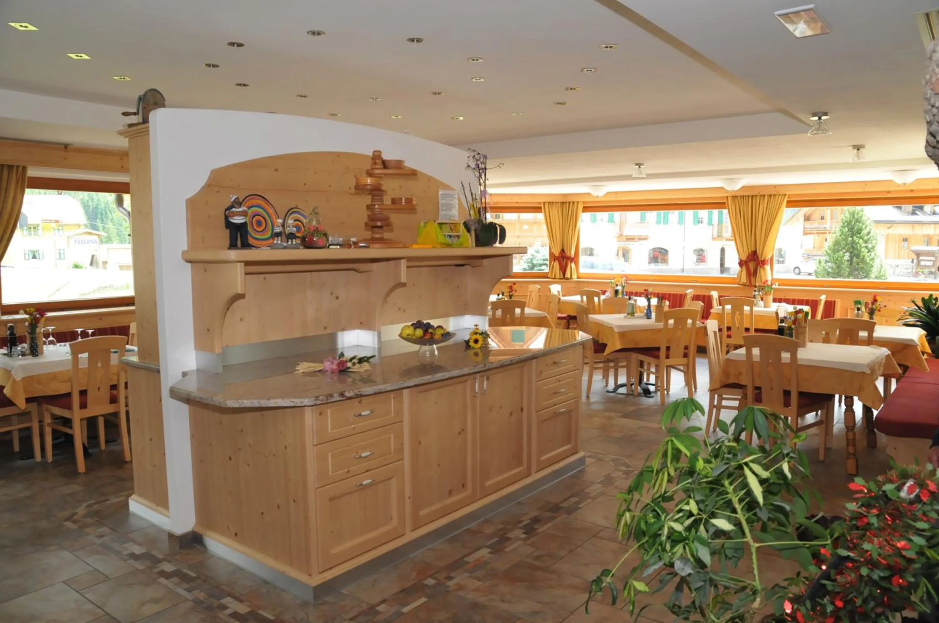 Restaurant/places to eat in Hotel Ciamol