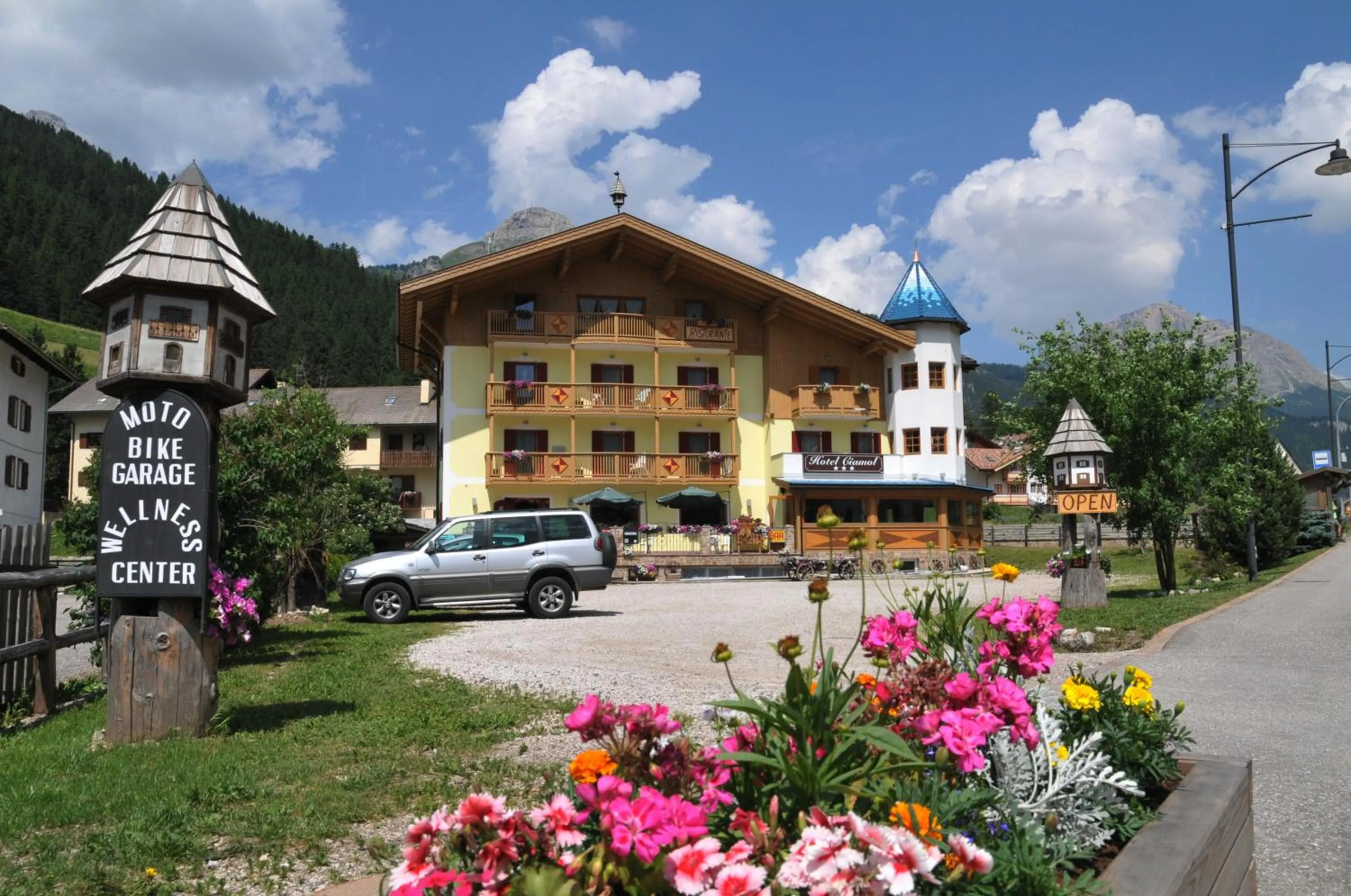Facade/entrance in Hotel Ciamol