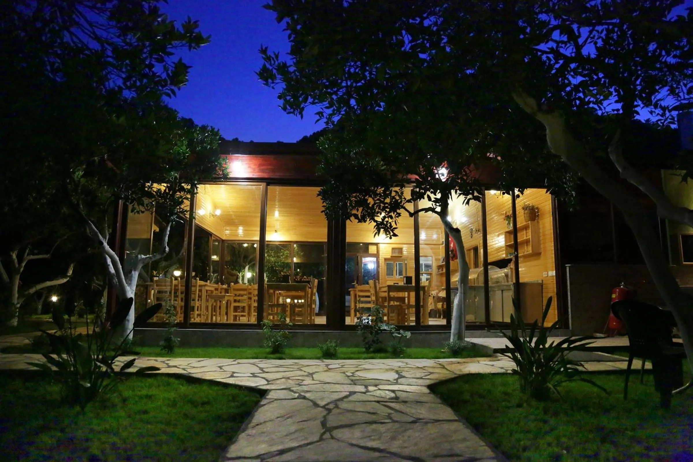 Restaurant/places to eat in Mercan Bungalow