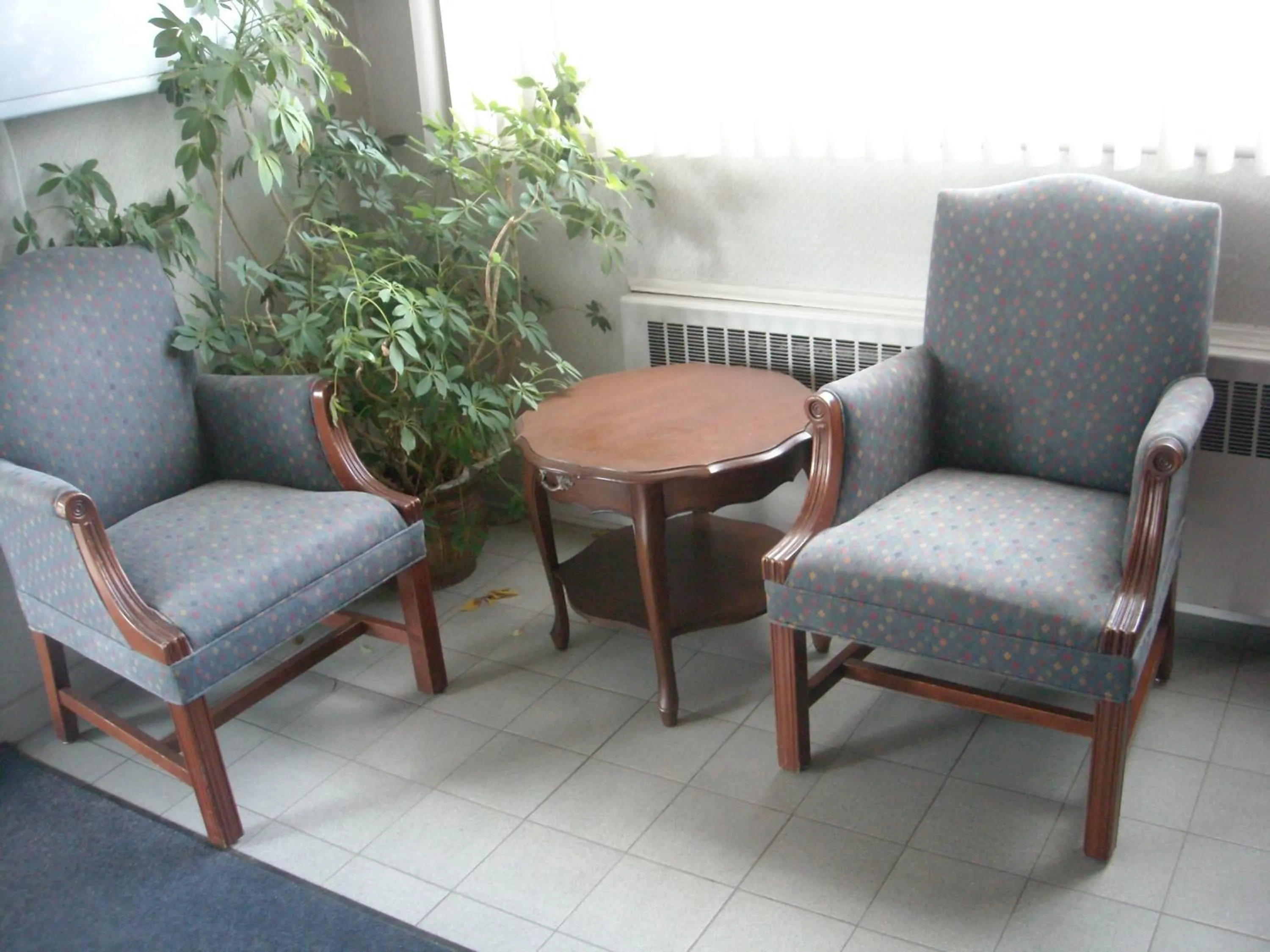 Seating area in Motel Seigneurie de Vaudreuil