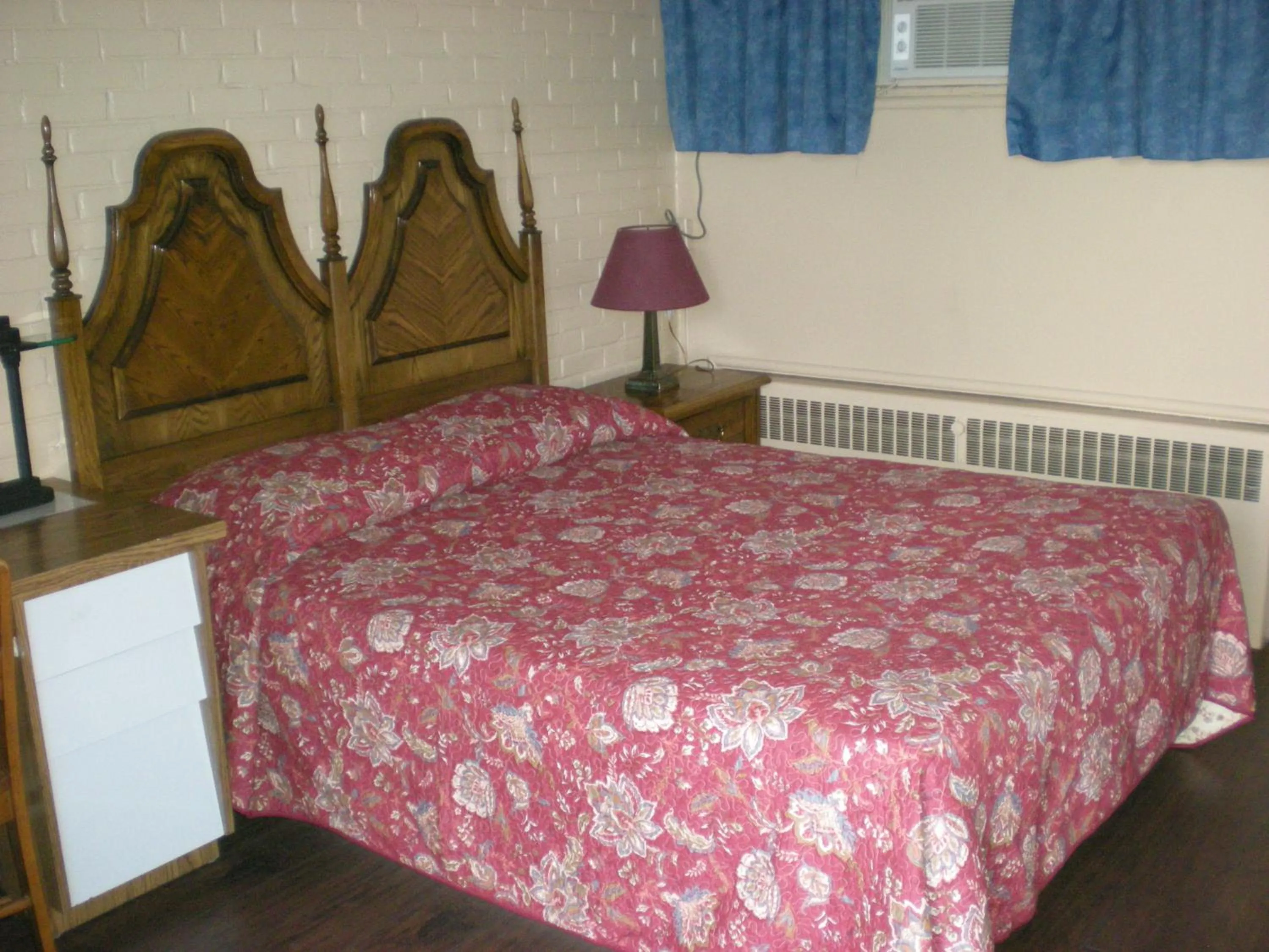 Bedroom, Bed in Motel Seigneurie de Vaudreuil