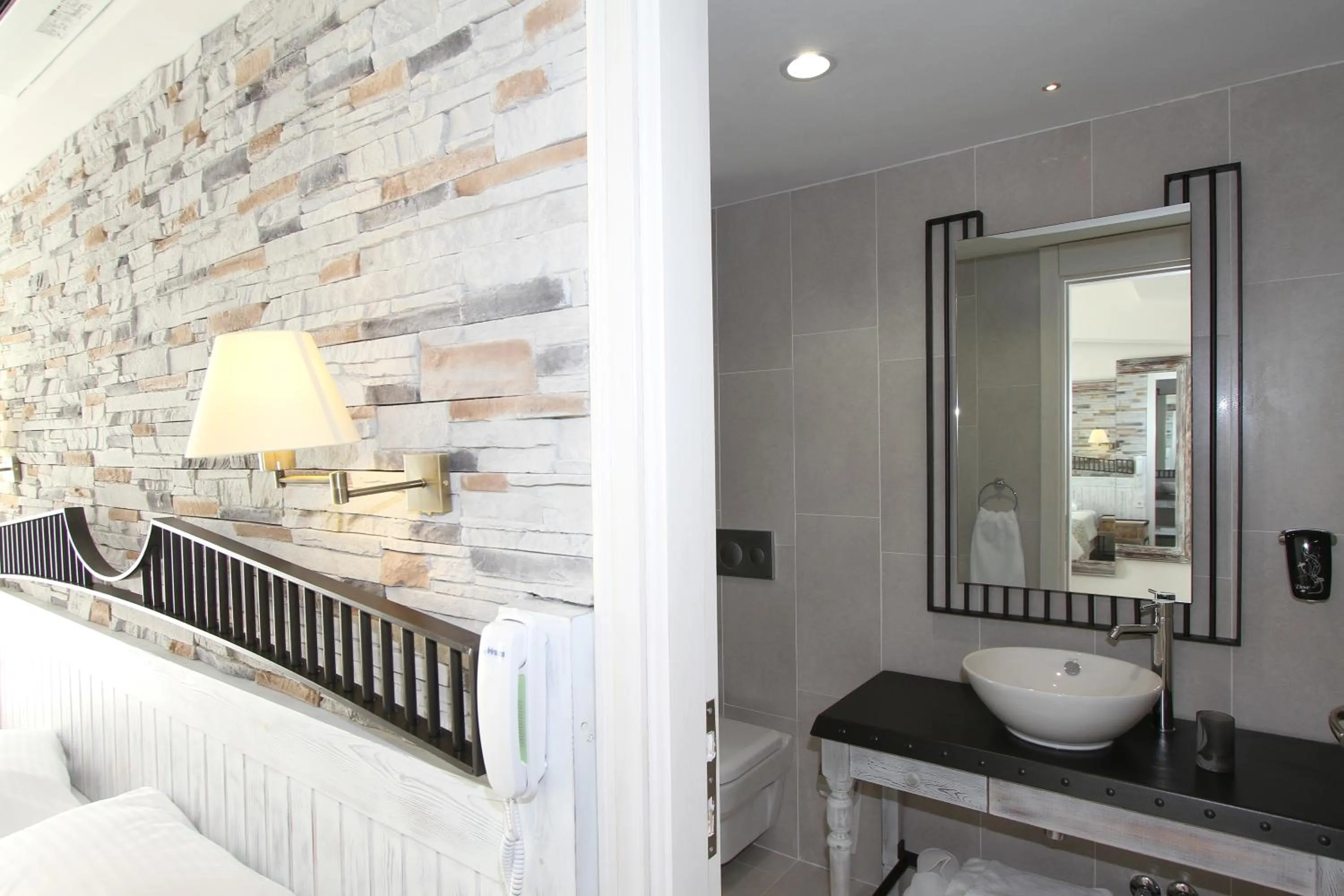 Shower in Dedeminn Marina Hotel