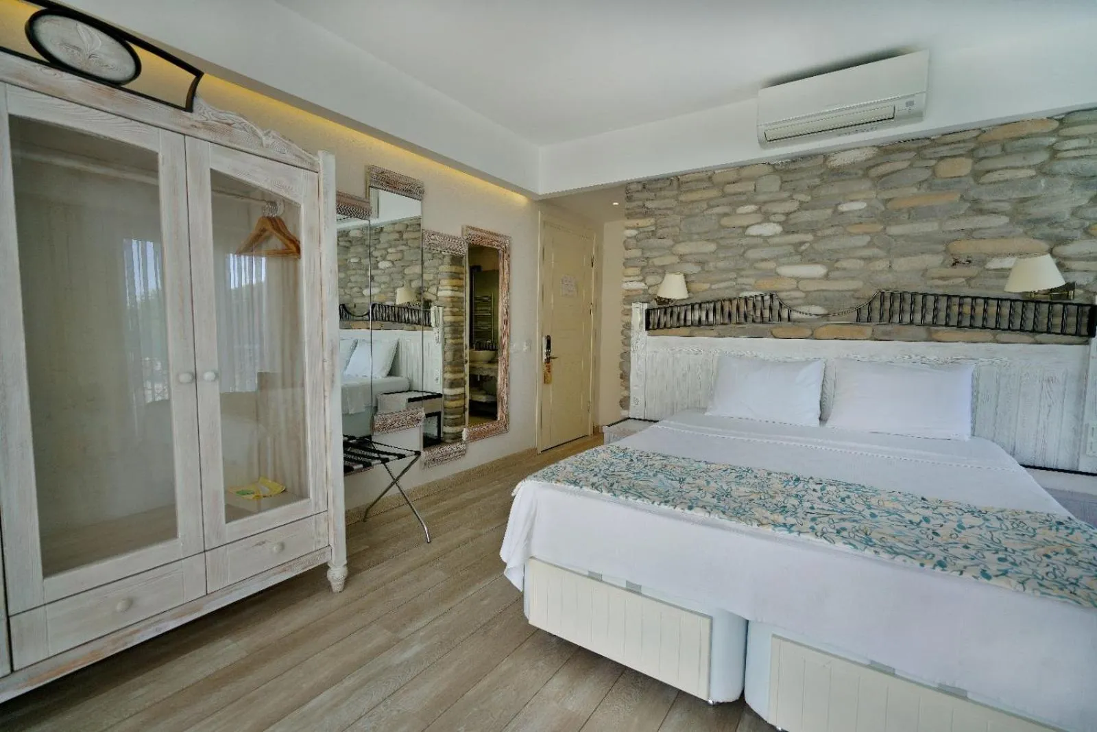 Bed in Dedeminn Marina Hotel
