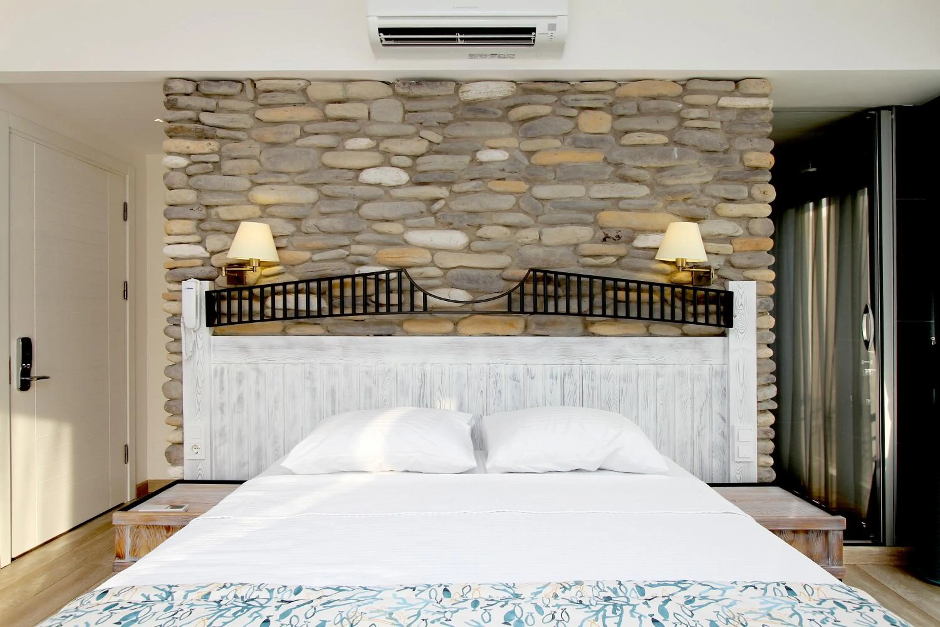 TV and multimedia, Bed in Dedeminn Marina Hotel