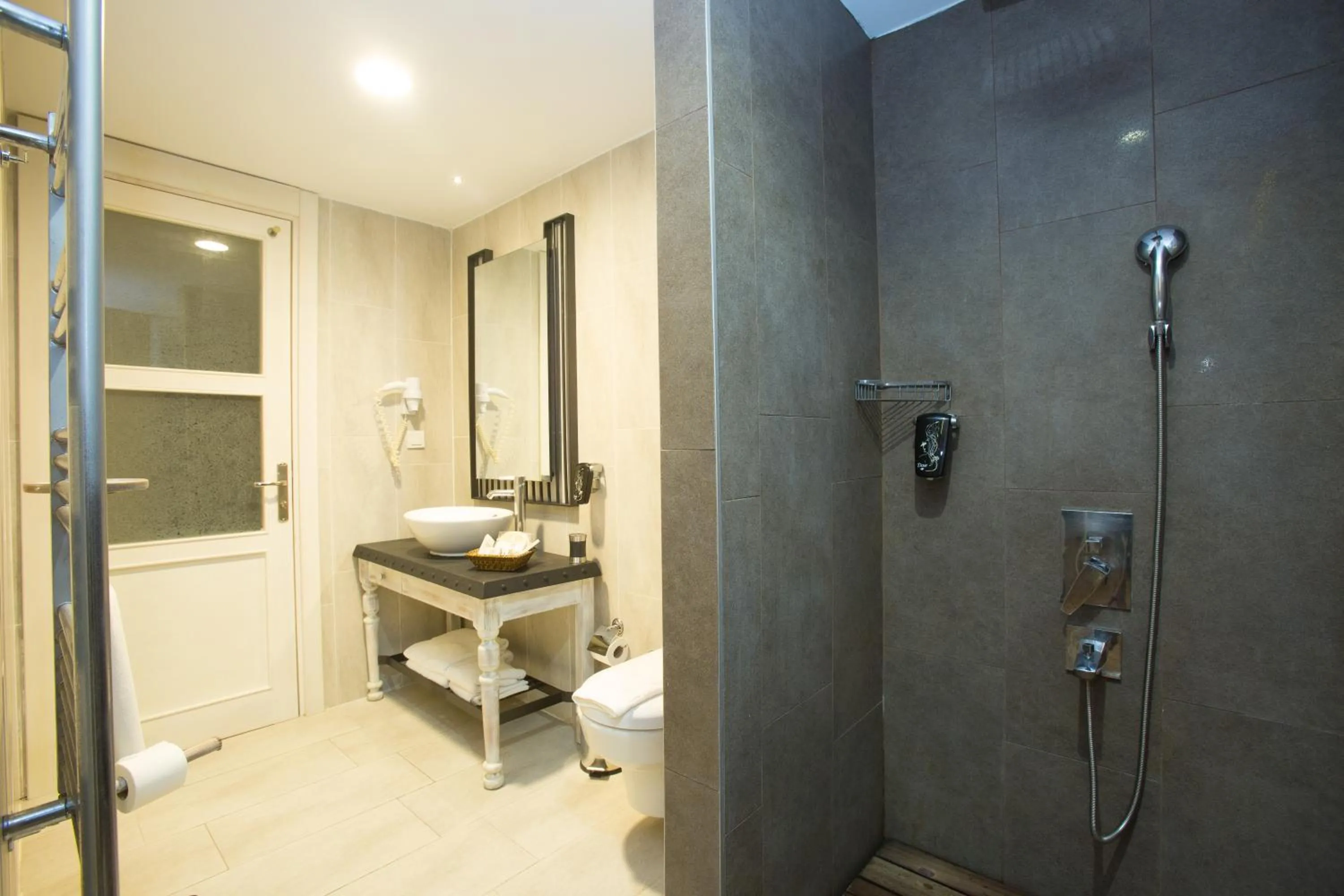 Bathroom in Dedeminn Marina Hotel