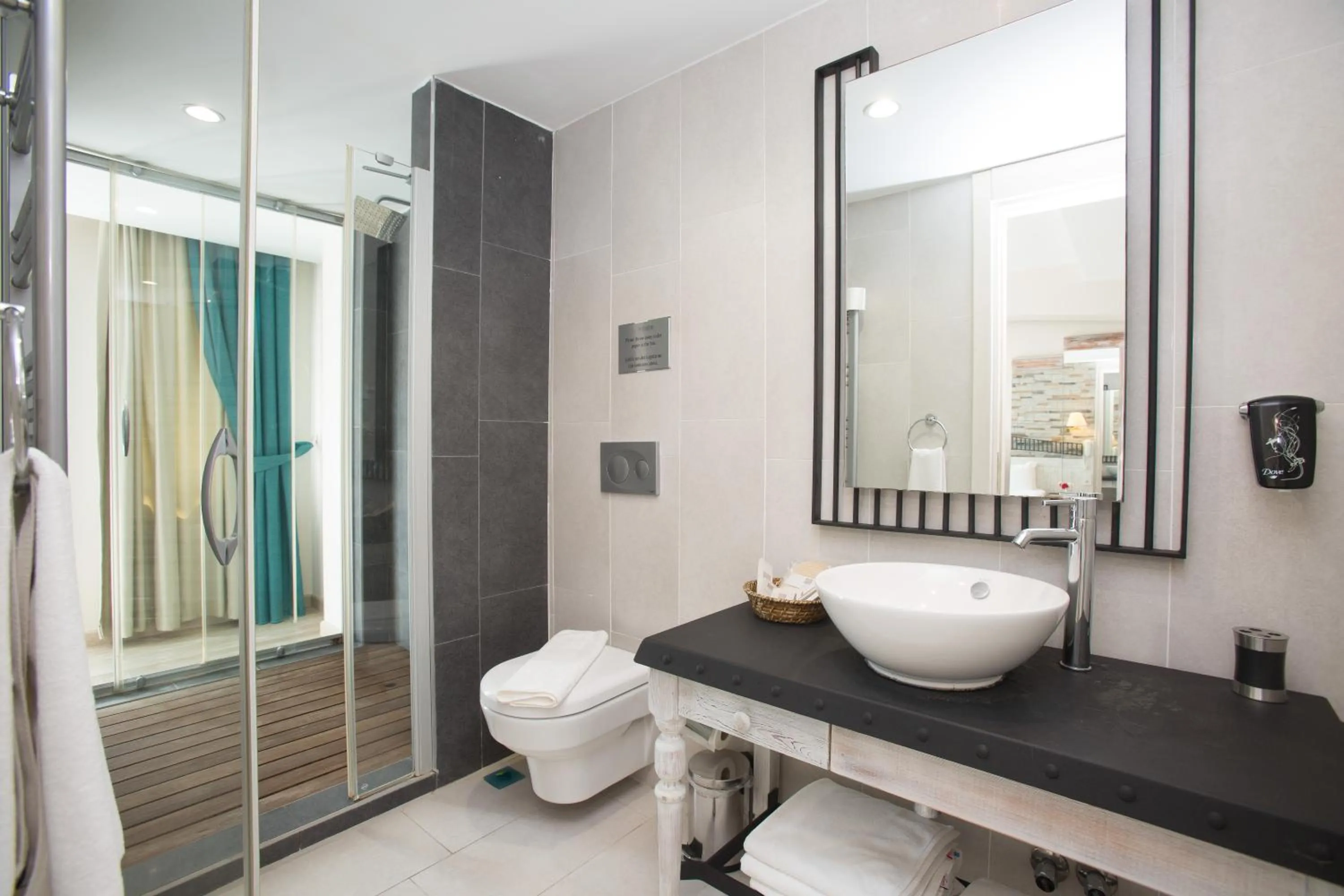 Bathroom in Dedeminn Marina Hotel