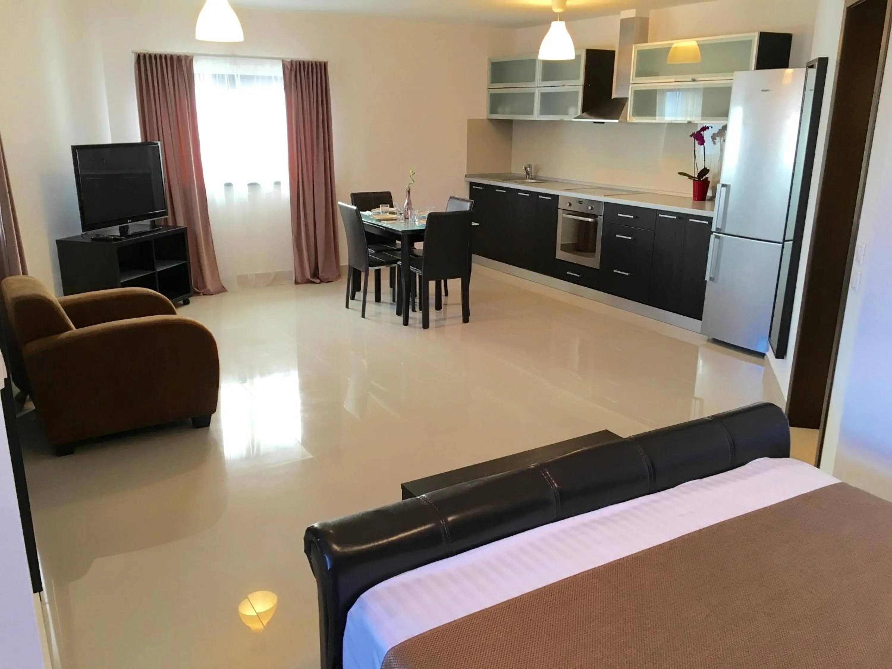 Photo of the whole room in Elysium