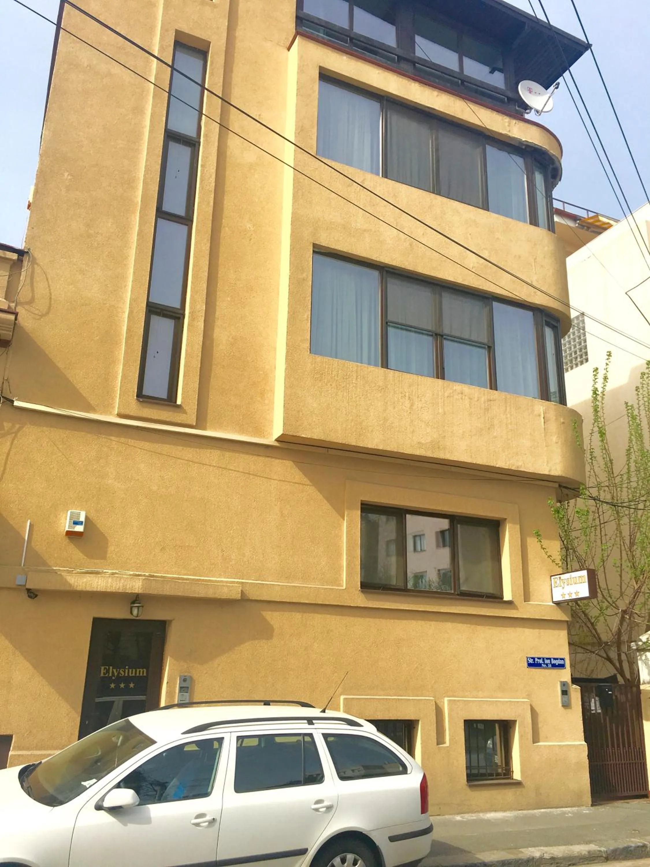 Facade/entrance in Elysium