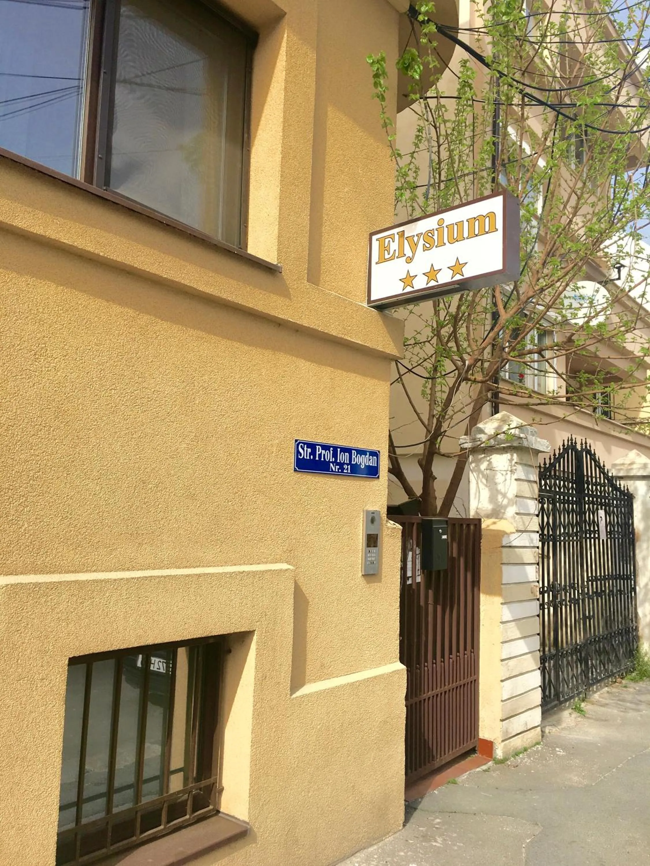 Facade/entrance in Elysium