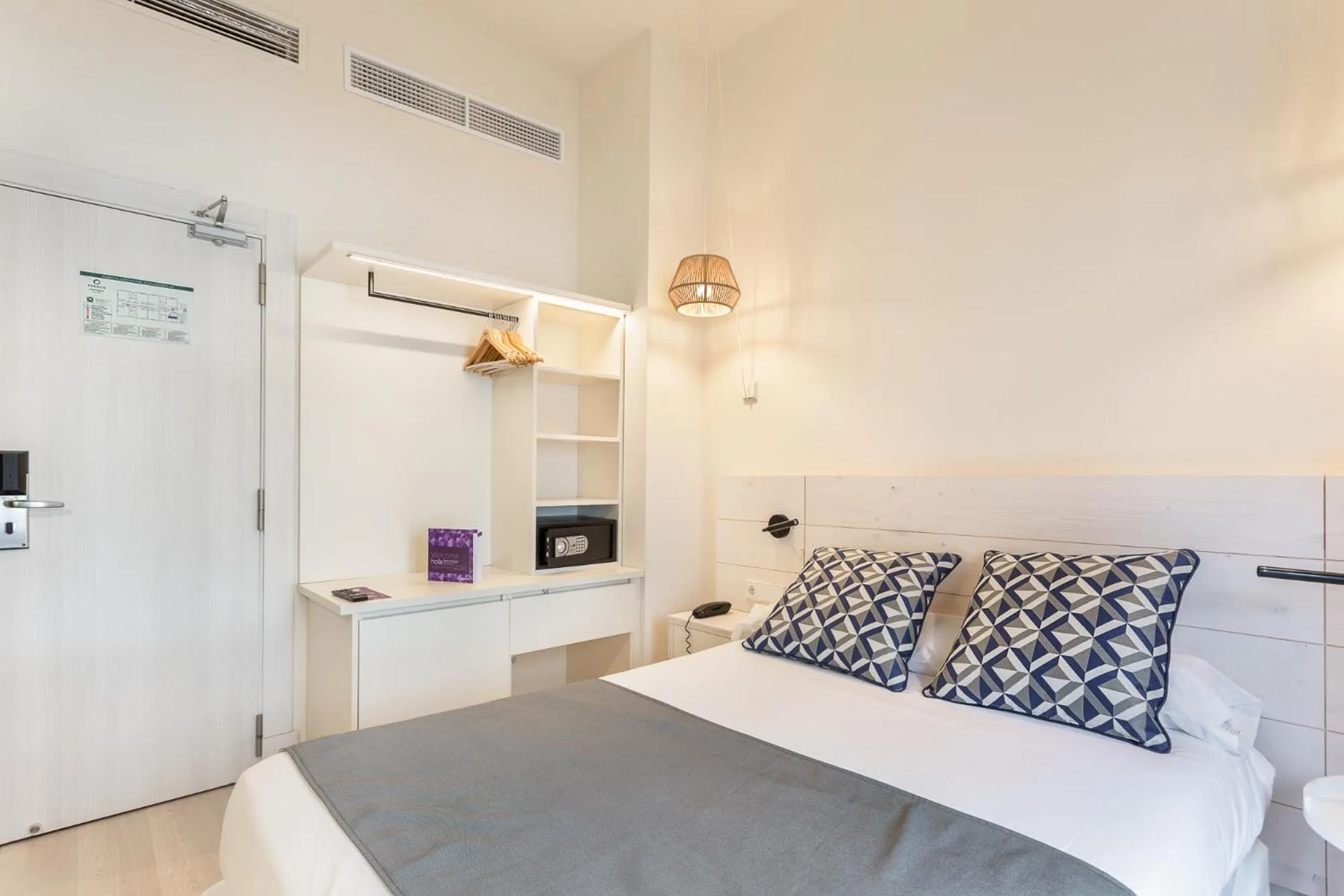 Photo of the whole room, Bed in FERGUS Style Soller Beach