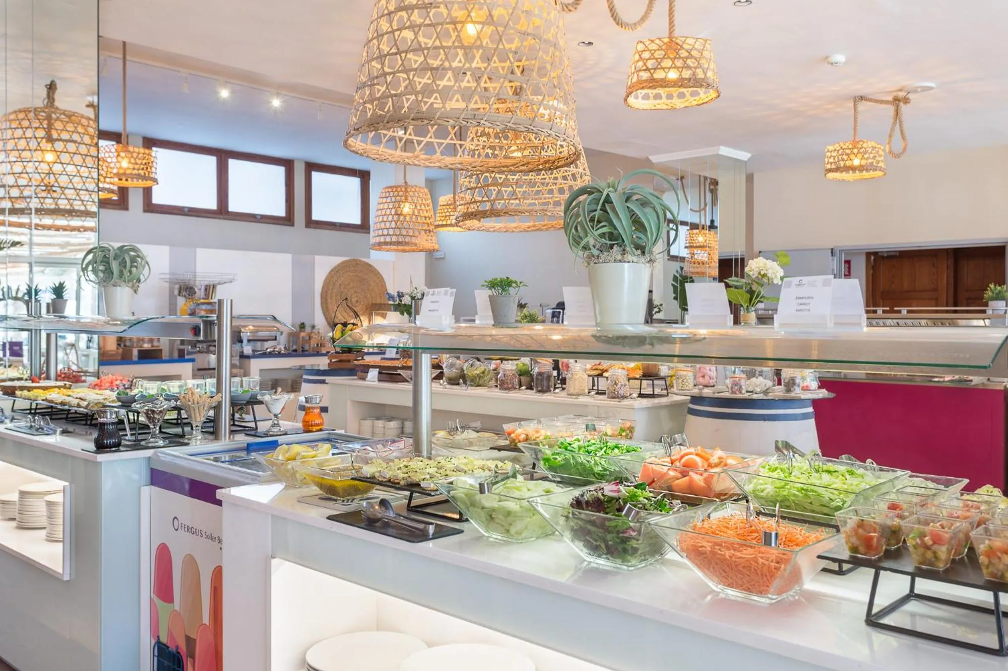 Breakfast in FERGUS Style Soller Beach