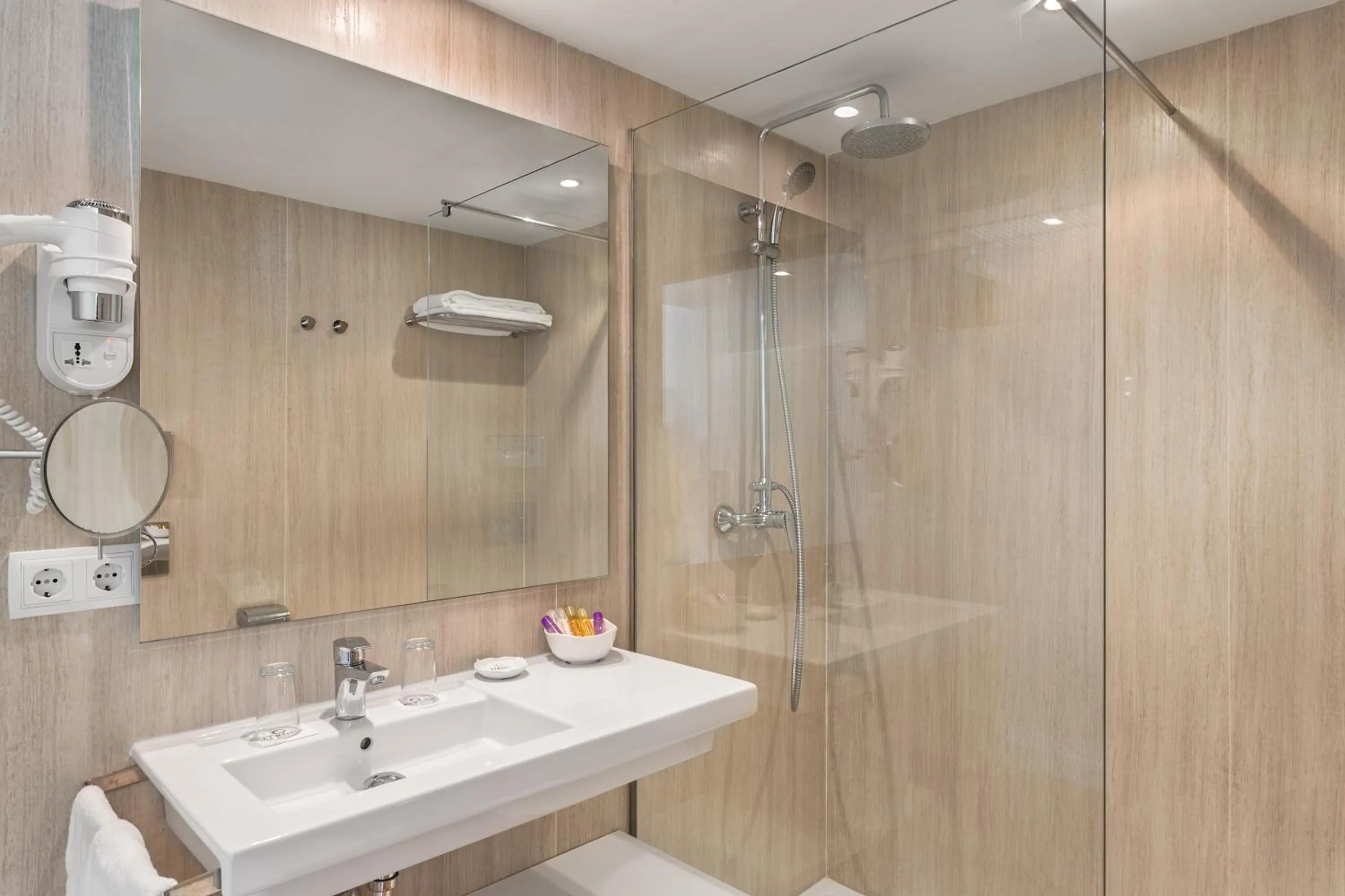 Shower in FERGUS Style Soller Beach