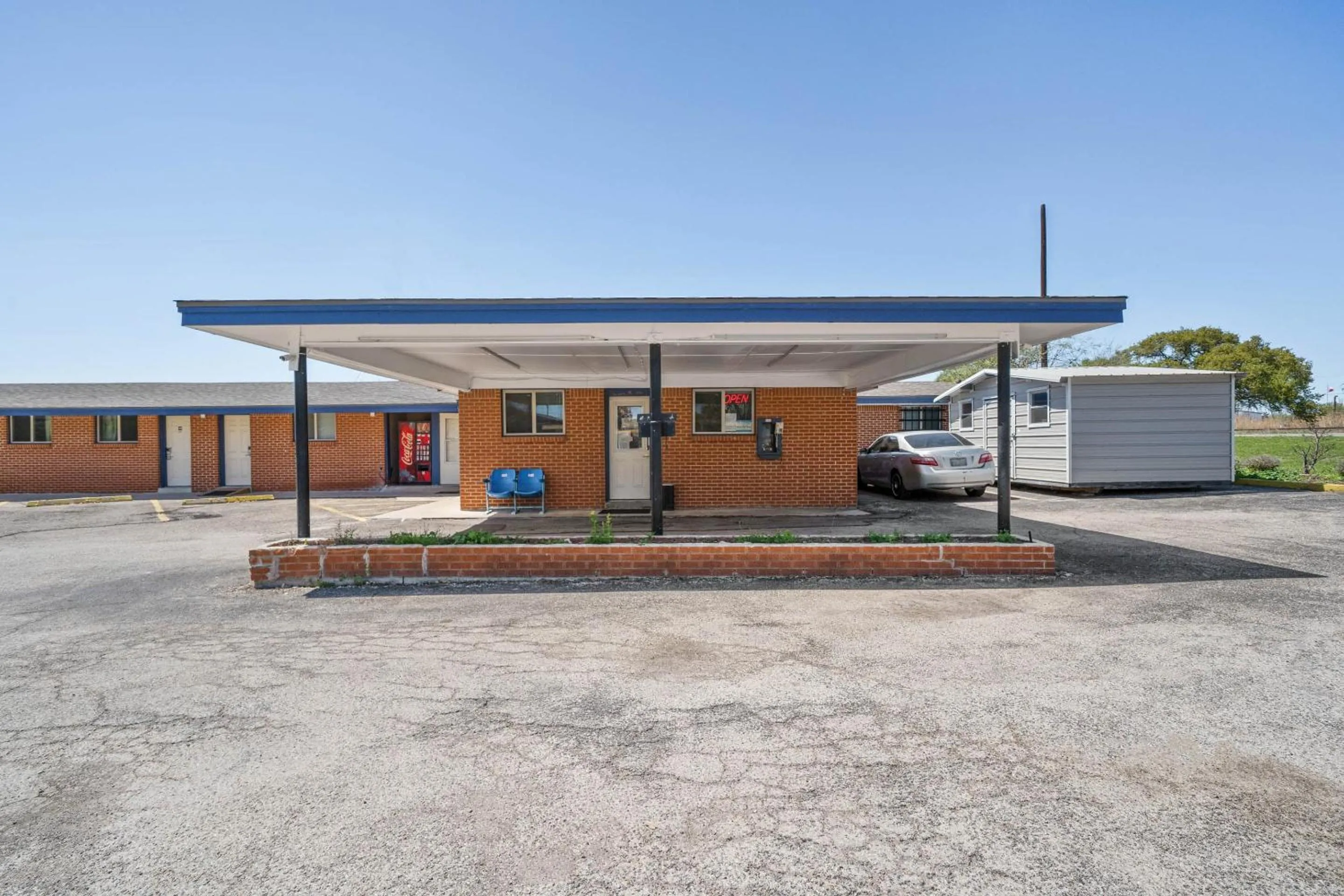 Facade/entrance in OYO Hotel Luling TX Downtown I-10/US-90