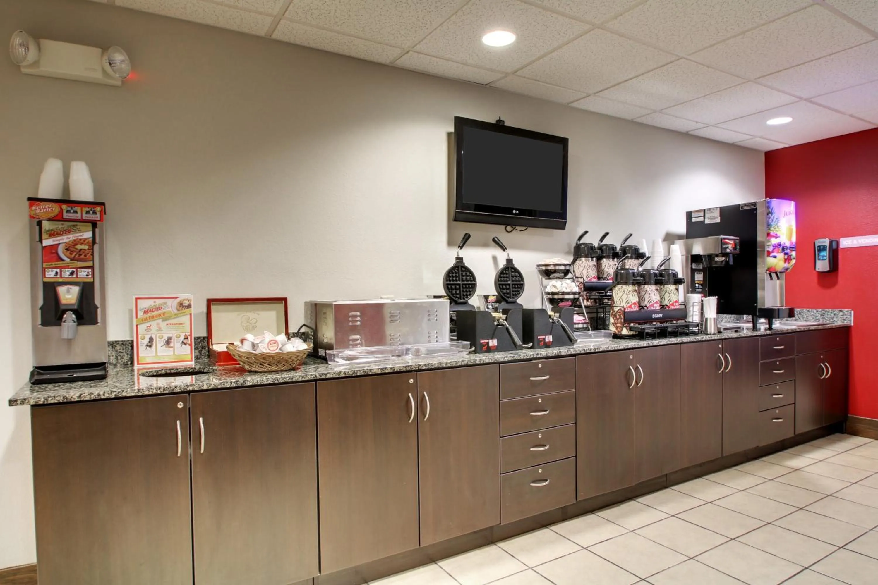 Buffet breakfast in Microtel Inn & Suites by Wyndham Tuscaloosa