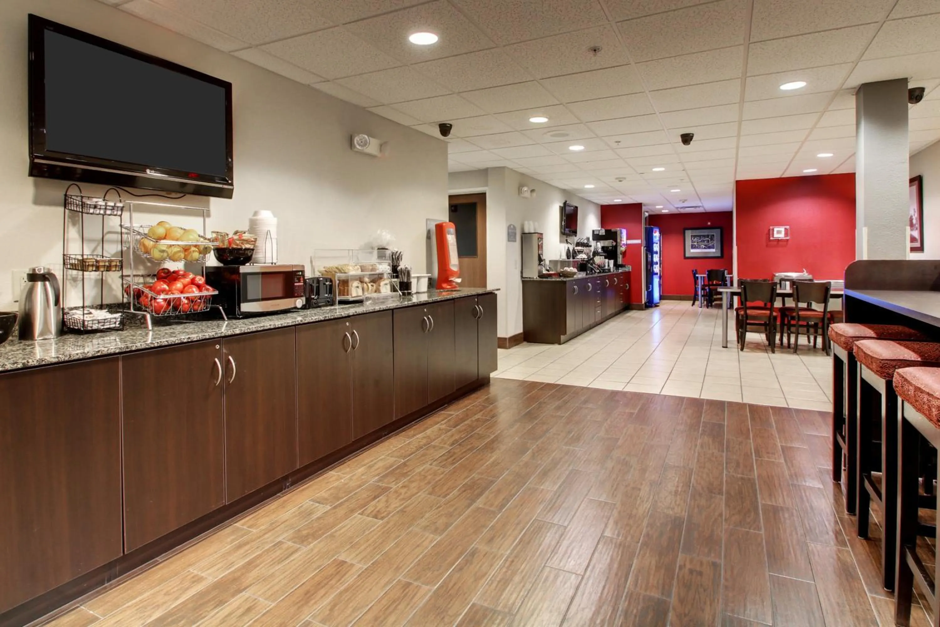Buffet breakfast in Microtel Inn & Suites by Wyndham Tuscaloosa