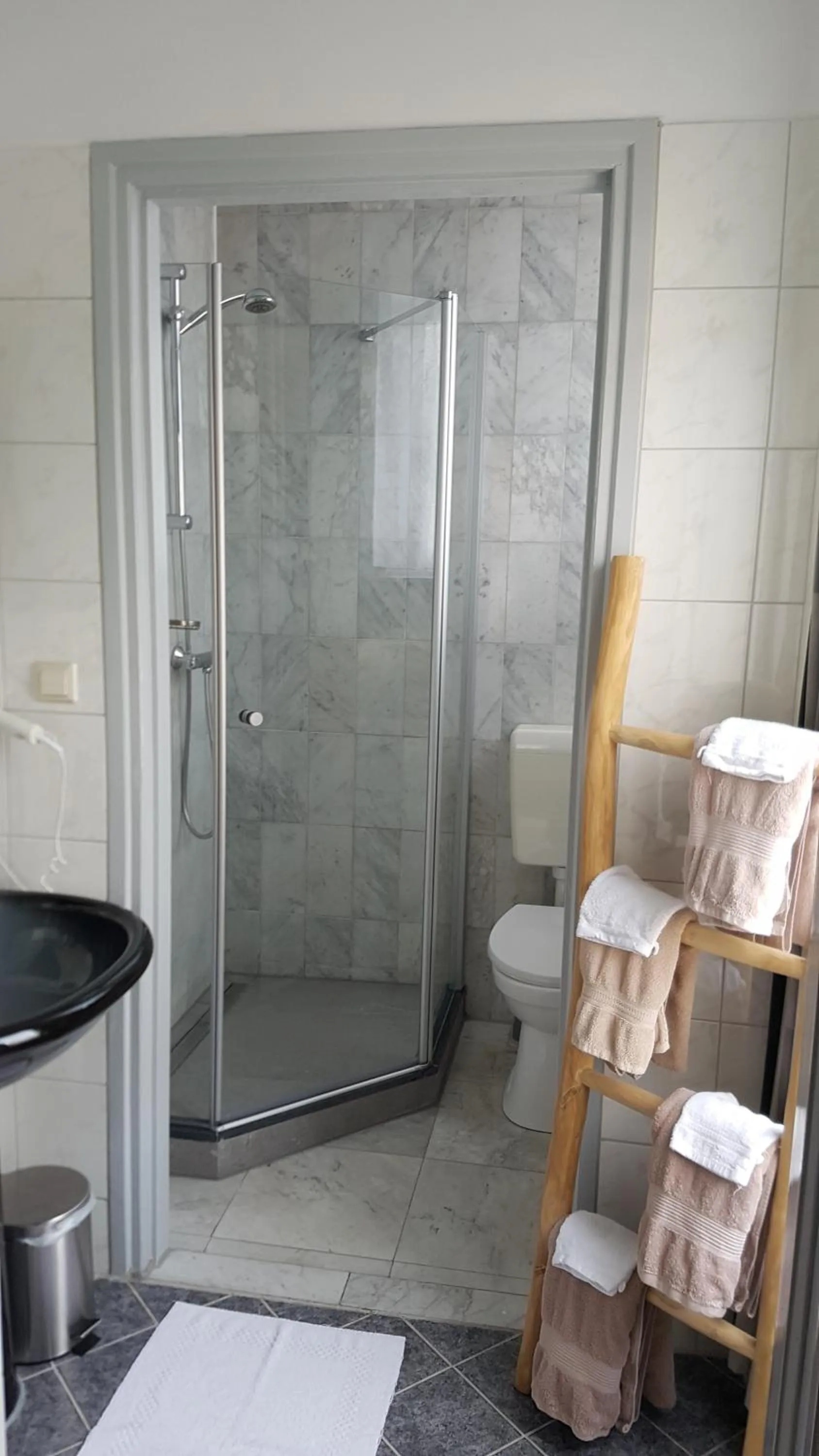 Shower in Hotel Heere