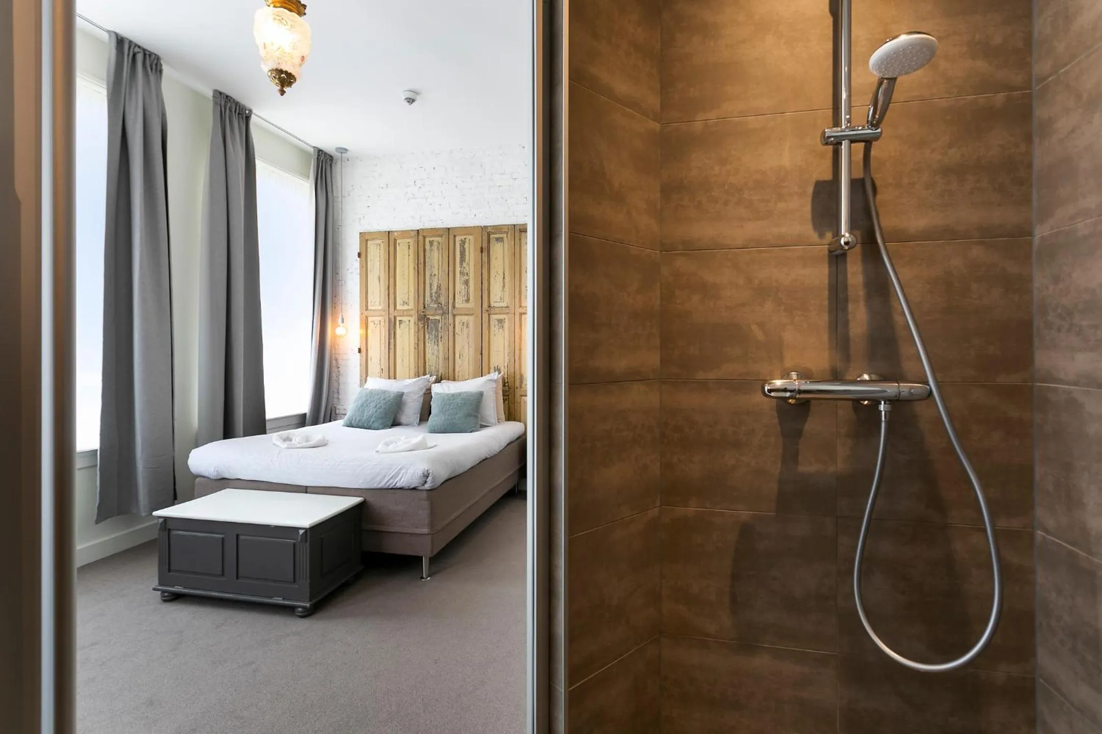 Shower, Bed in Hotel Heere