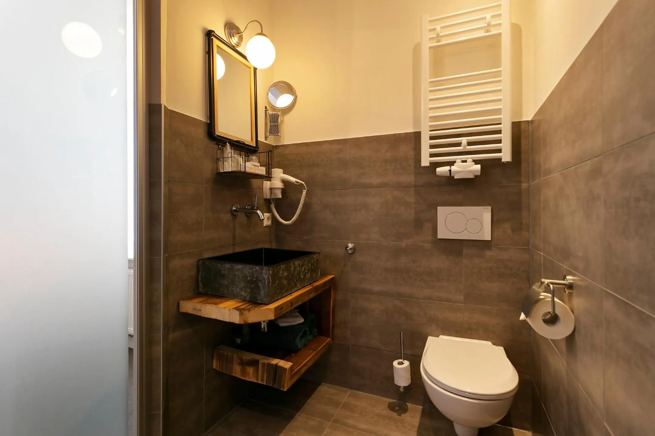 Toilet in Hotel Heere