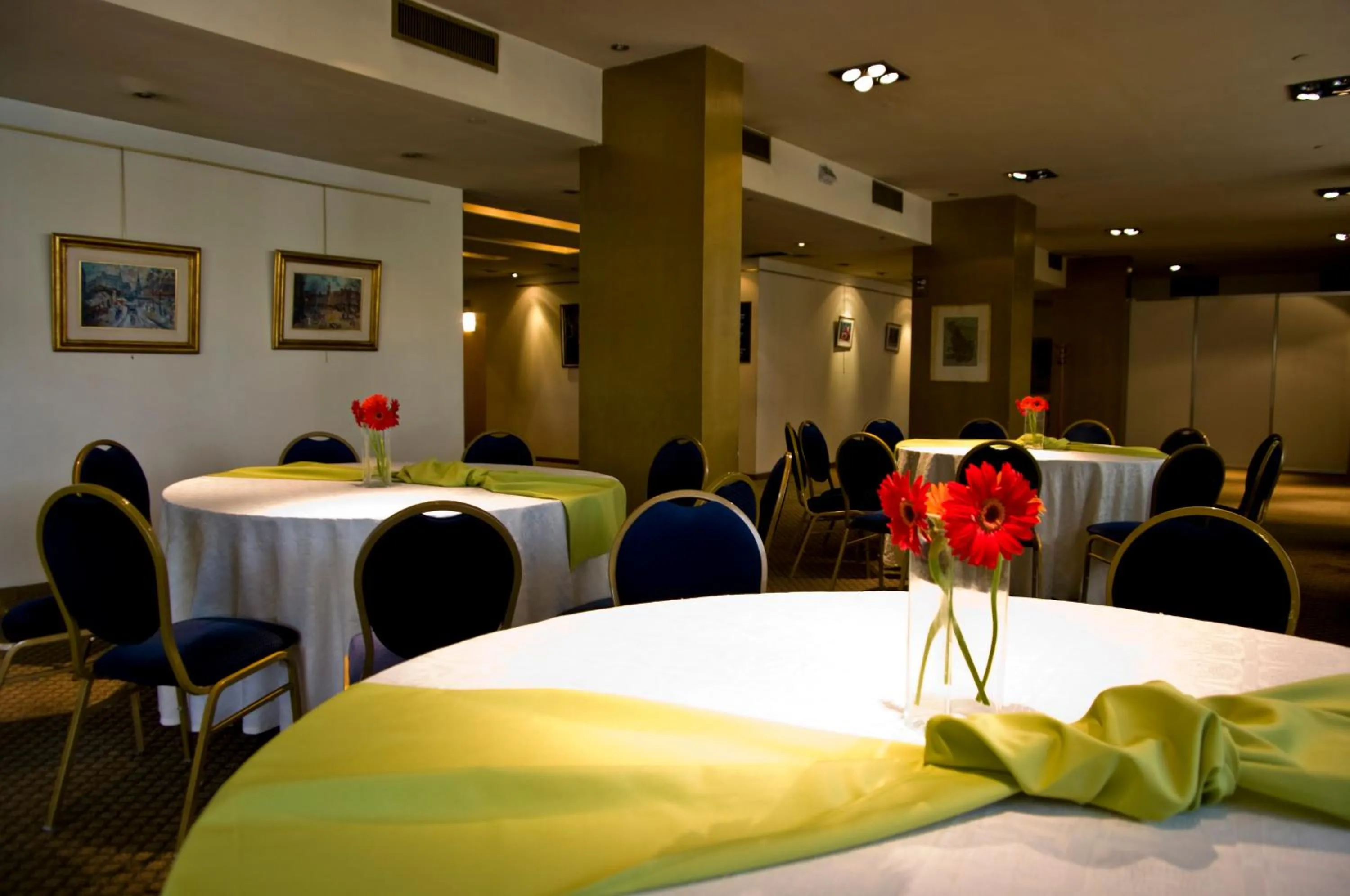 Restaurant/places to eat in Ariston Hotel