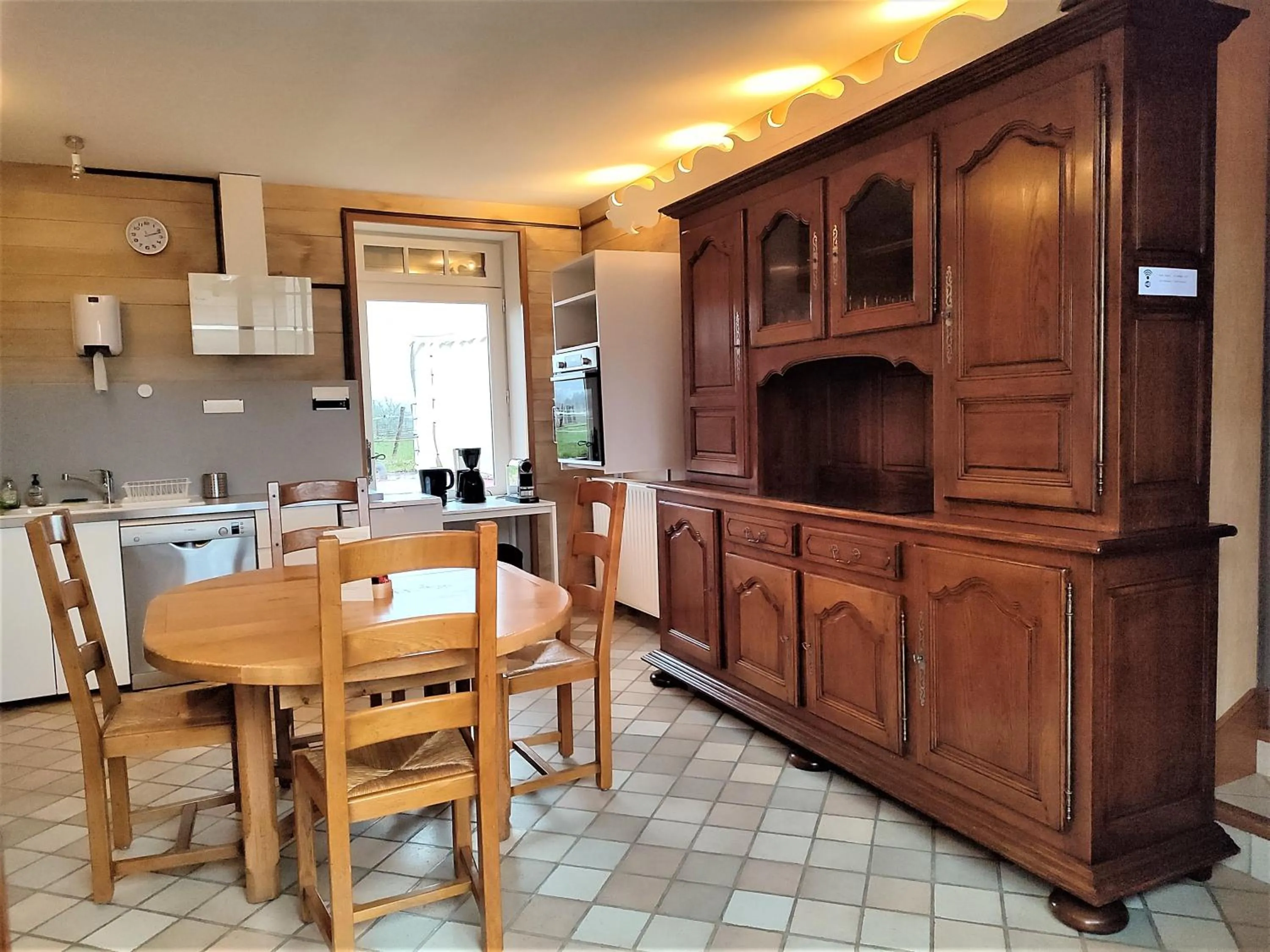 Dining area in Les Grands Crus - gîte "Meursault"