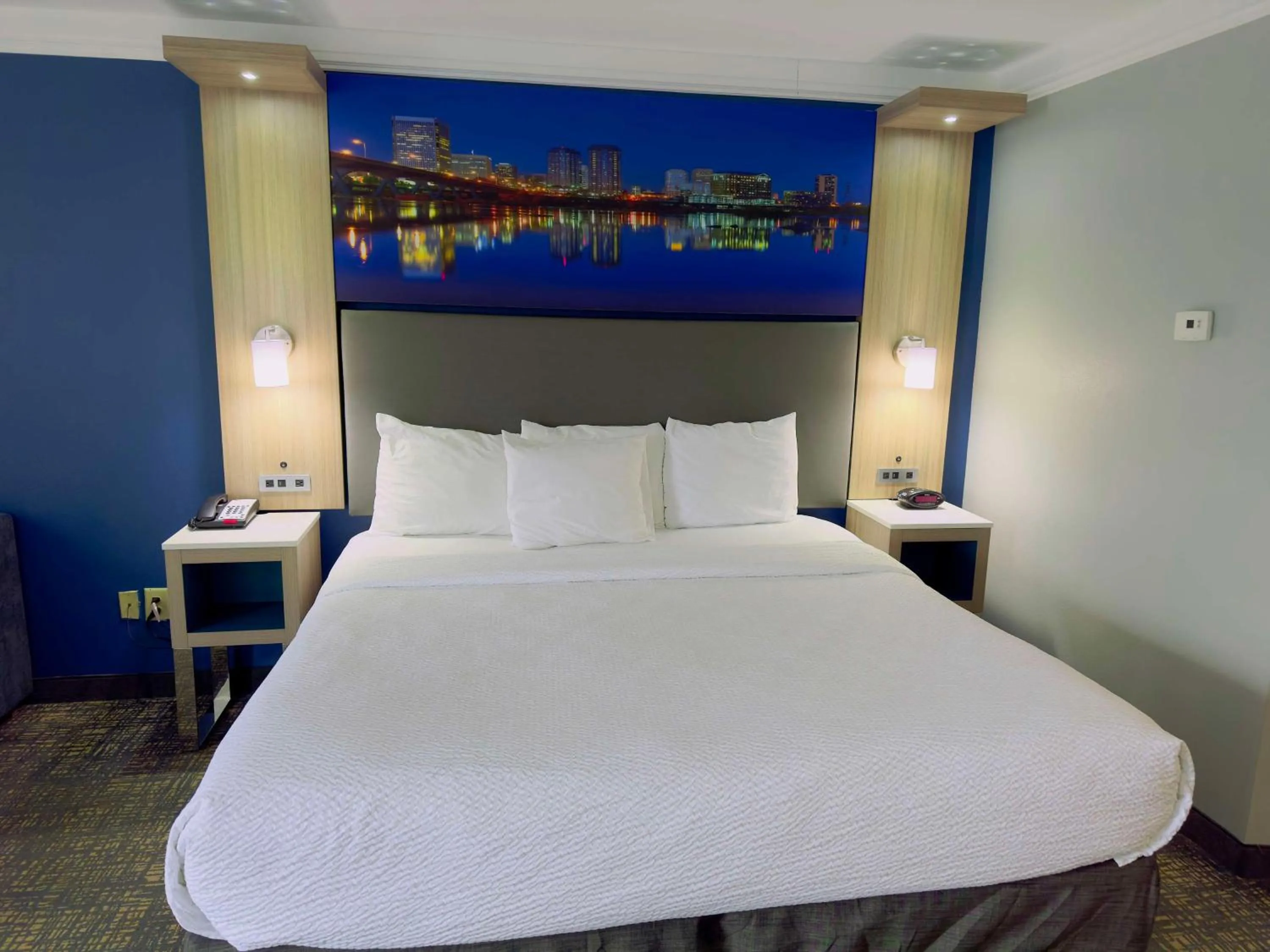 Seating area, Bed in Best Western Plus Glen Allen Inn