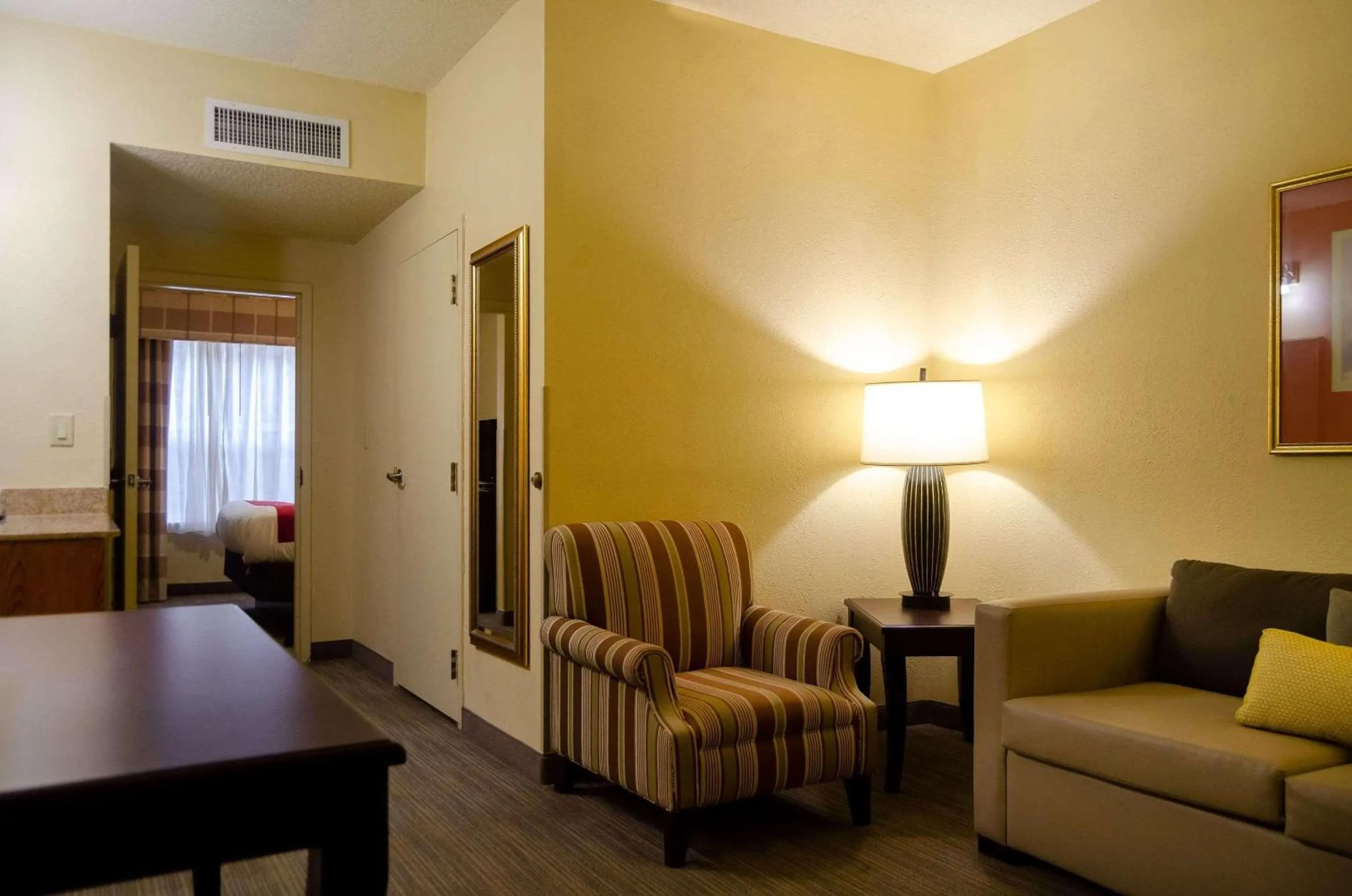 Living room in Country Inn & Suites by Radisson, Tuscaloosa, AL