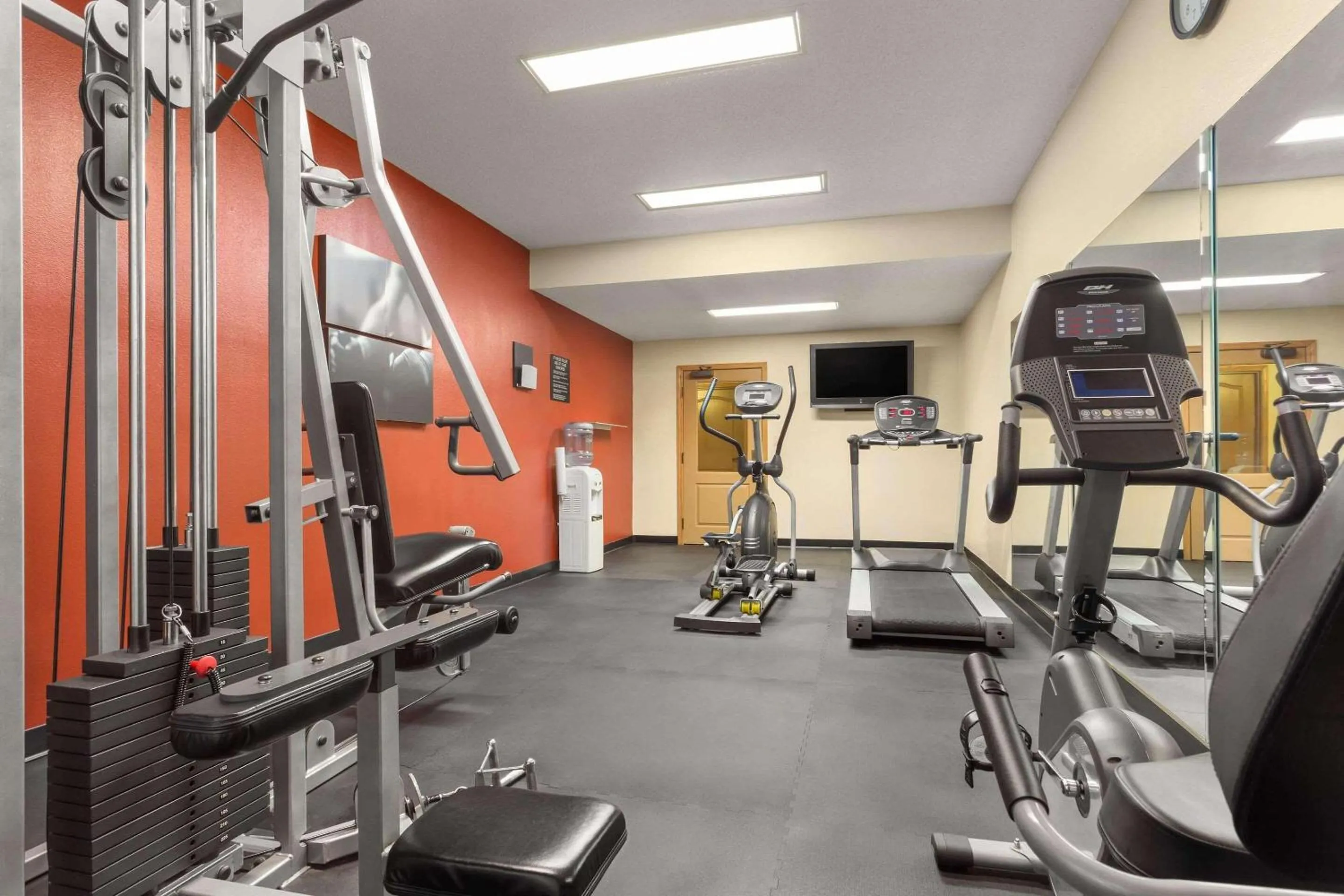 Fitness centre/facilities in Country Inn & Suites by Radisson, Tuscaloosa, AL