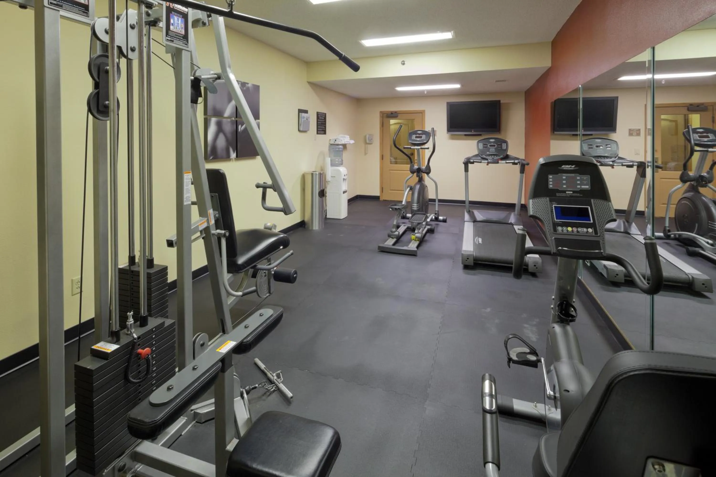Fitness centre/facilities in Country Inn & Suites by Radisson, Tuscaloosa, AL