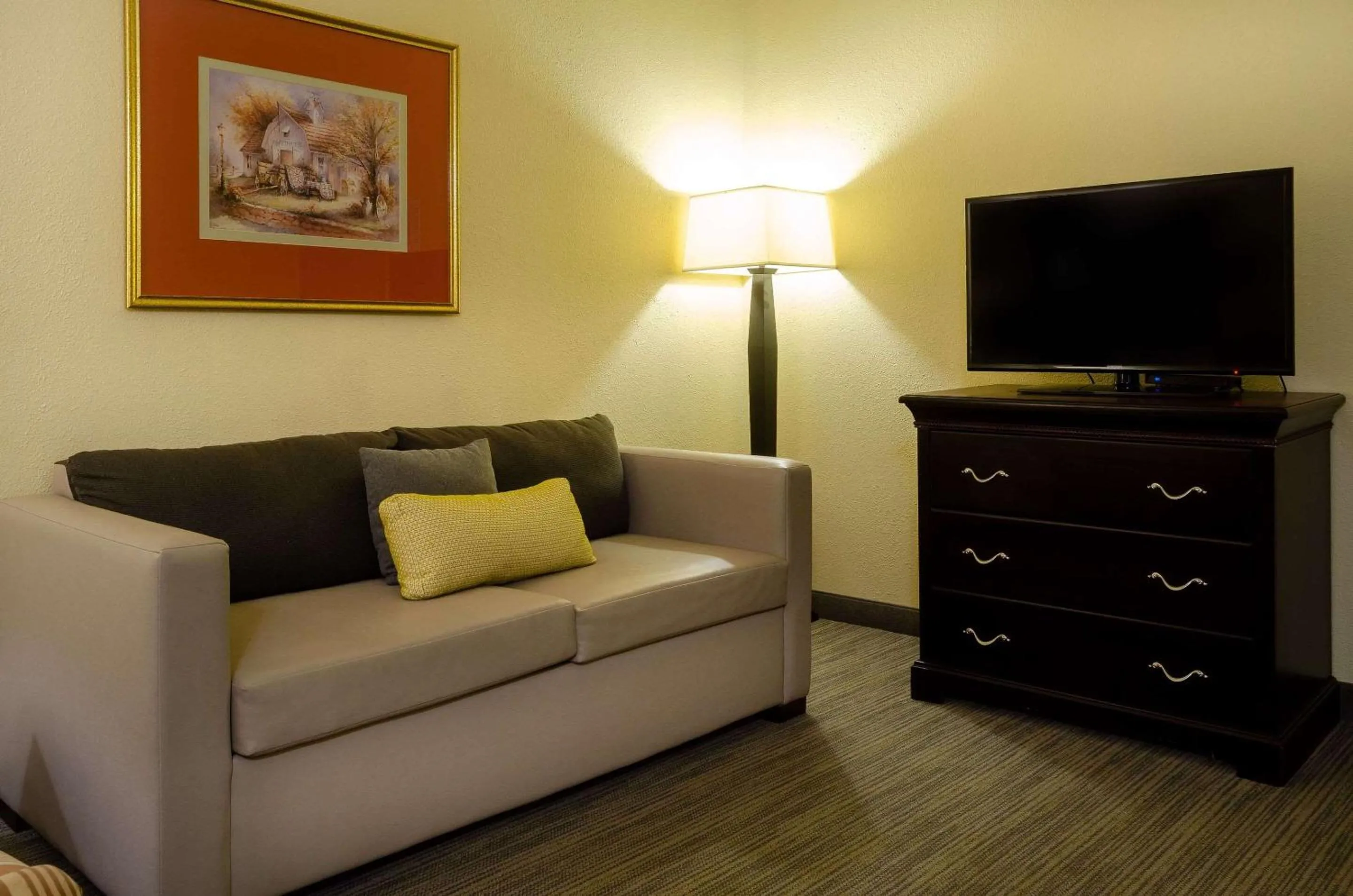 Bedroom in Country Inn & Suites by Radisson, Tuscaloosa, AL