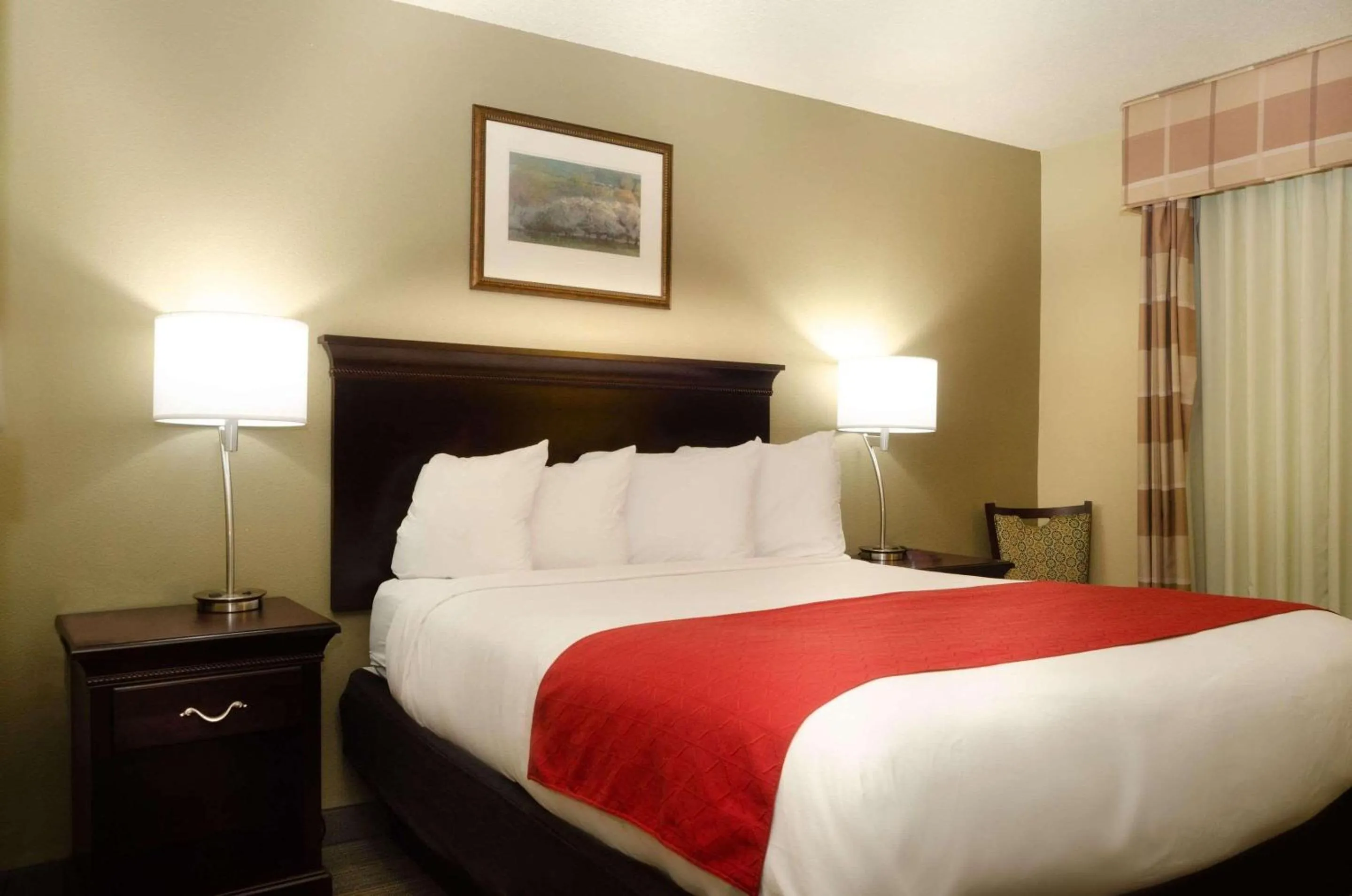 Bedroom, Bed in Country Inn & Suites by Radisson, Tuscaloosa, AL