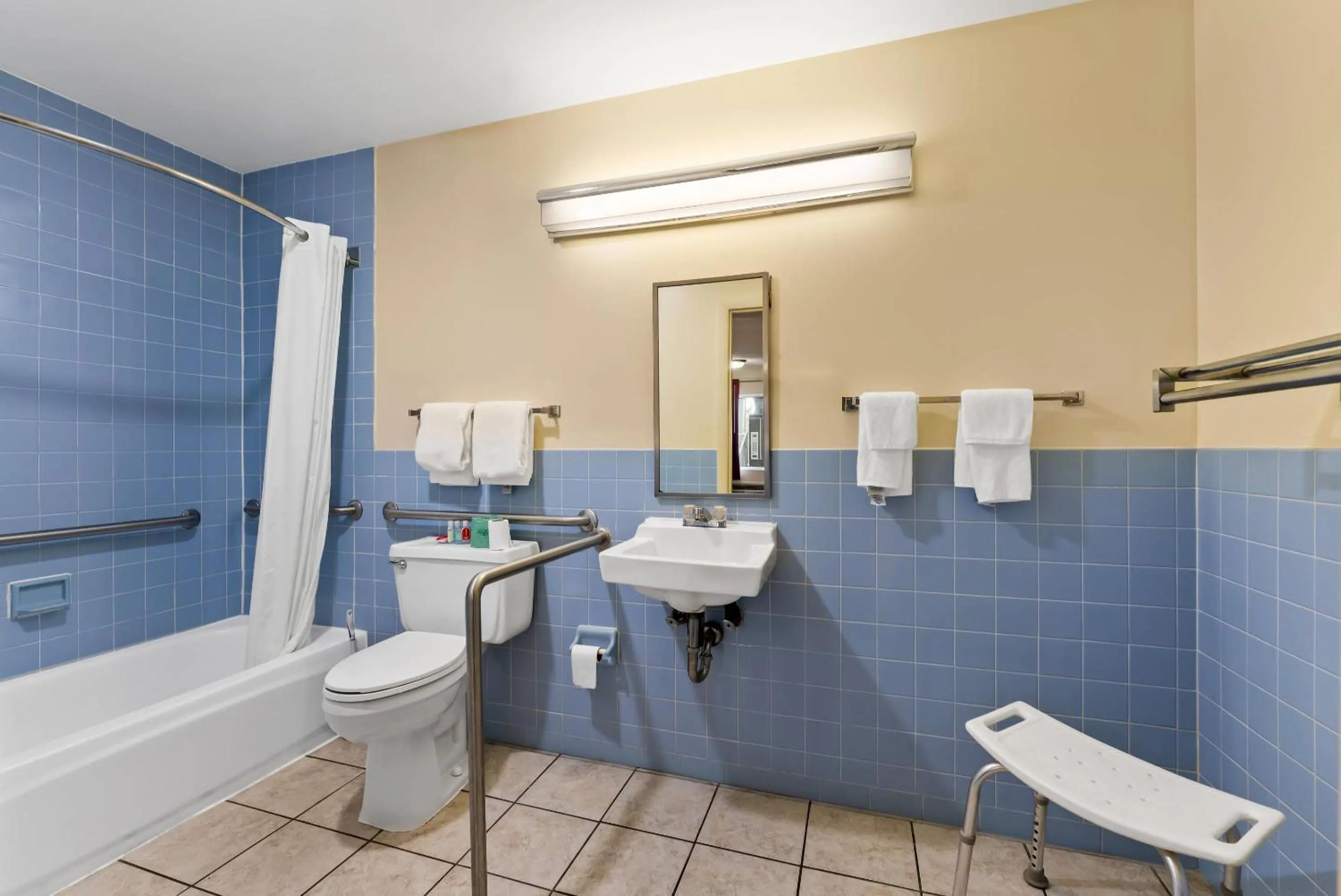 Bedroom in Econo Lodge Fredericksburg near I-95